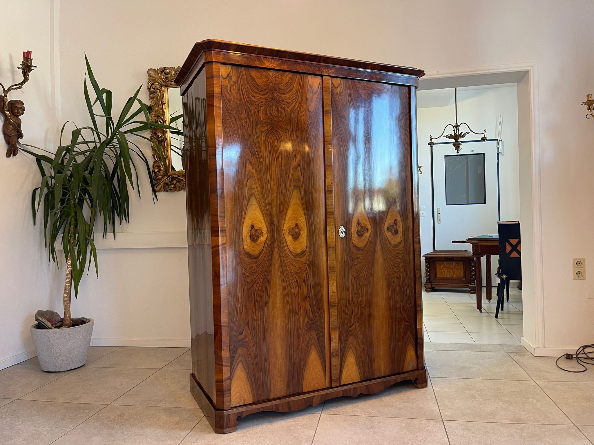3b78ed11-8a91-425e-86a8-0a7956af618c Restaurierter Biedermeier Schrank Garderobe mit Nussbaumfurnier A5050