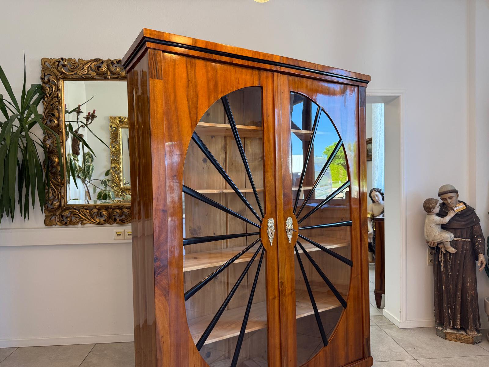 Biedermeier Vitrine Sonnenvitrine Bücherschrank Bibliotheksschrank Nussholz D2607