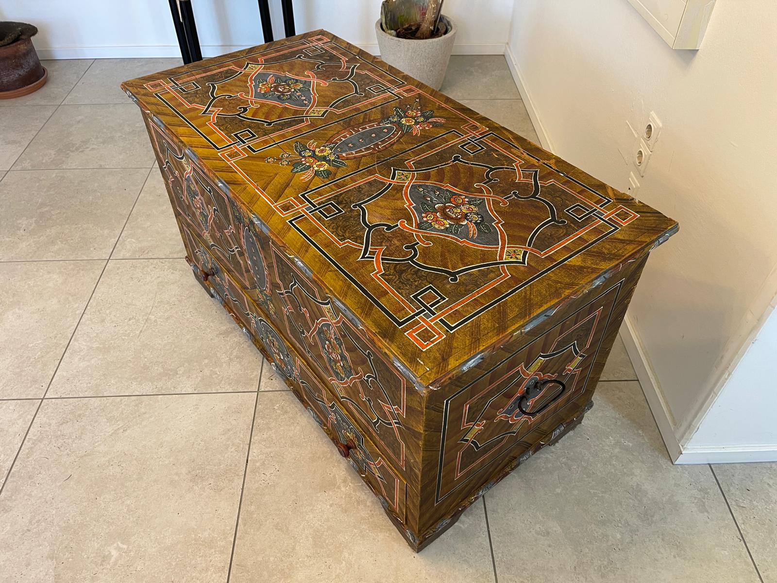 Urige gefasste bemalte Bauerntruhe mit Blumenmotiven G1270