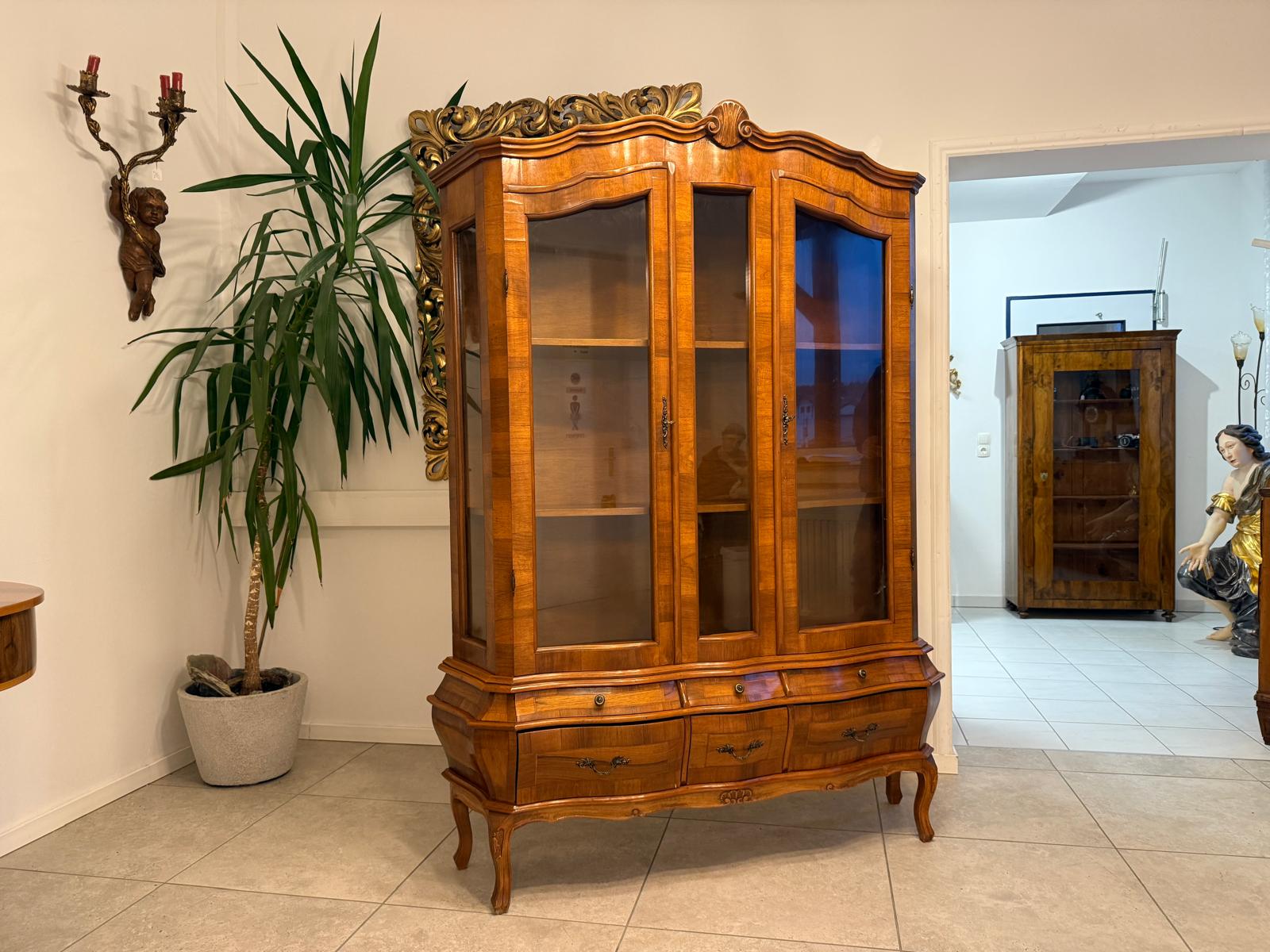 Barockstil Vitrine Nussholz Glasschrank Bücherschrank G2259