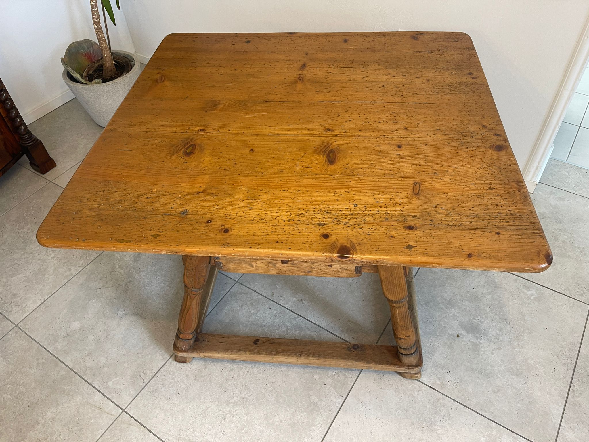 06200a56-c2ea-4e52-85b6-4c5c874d4837 Uriger alter Bauerntisch Hüttentisch Tisch Altholz A5035