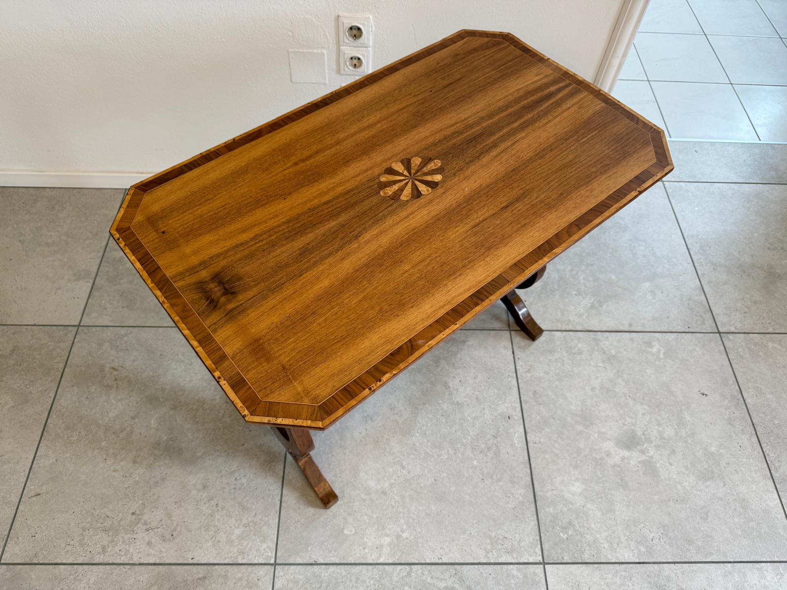 Spätbiedermeier Tischerl Biedermeier-Tisch Nussholz Lyra Tisch D2359