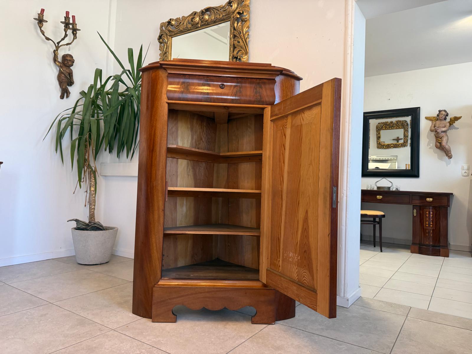 Biedermeier Eckschrank Eckanrichte Originalstück aus Nussholz D2904