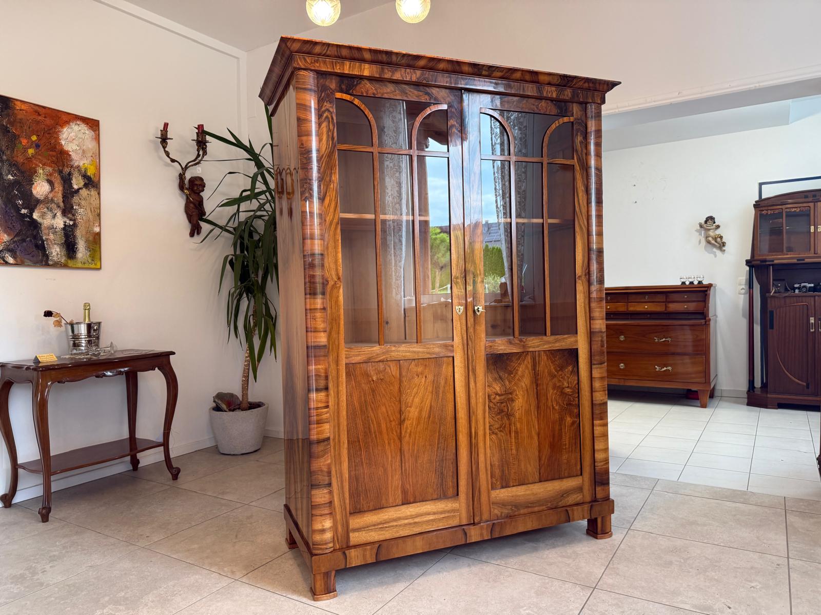 SALE Biedermeier Vitrine Bücherschrank Sammlervitrine Nussholz Antiquität G1813