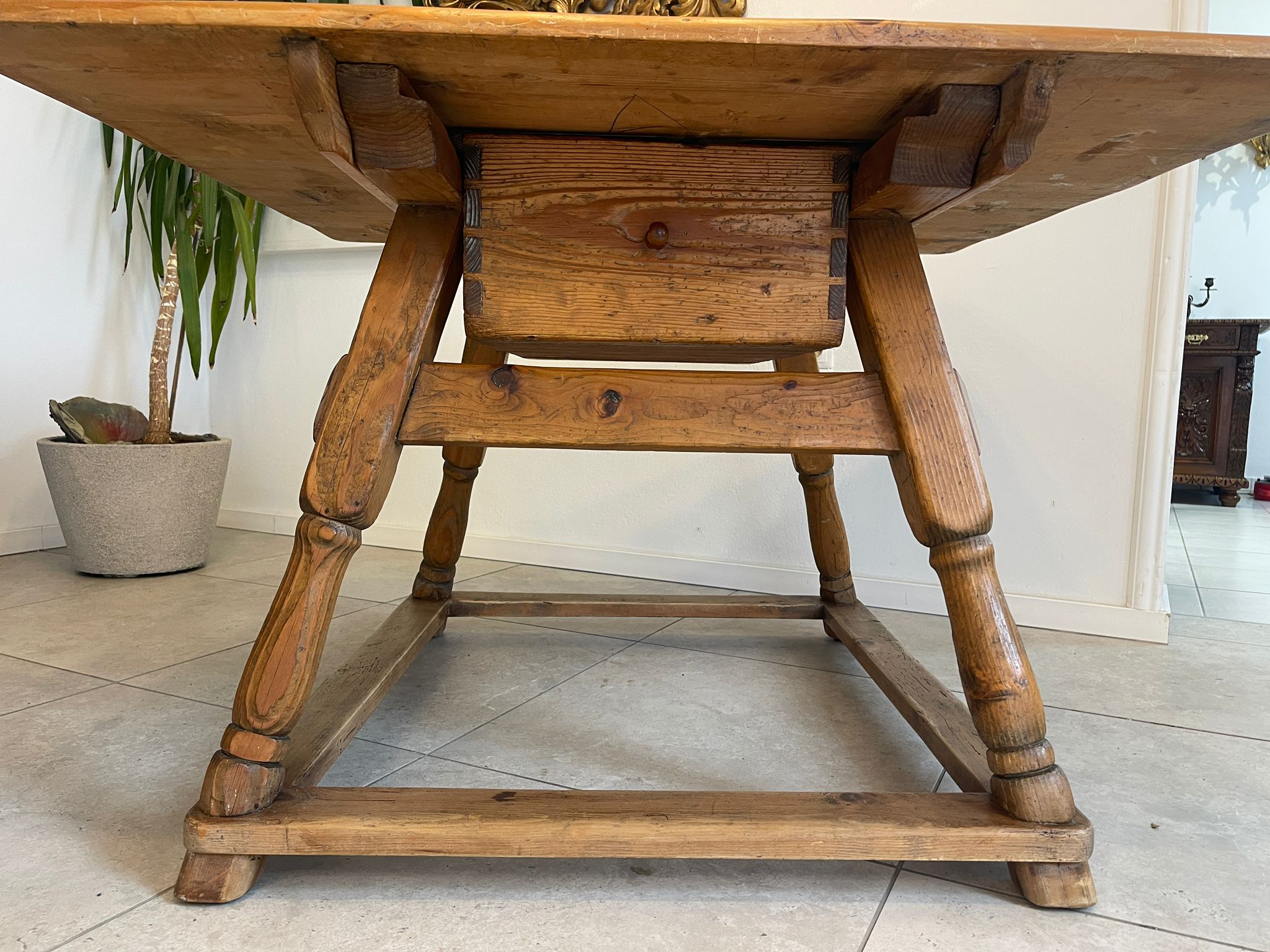 3f00d92a-be89-4b3b-928c-14e5c0b26db9 Uriger alter Bauerntisch Hüttentisch Tisch Altholz A5035