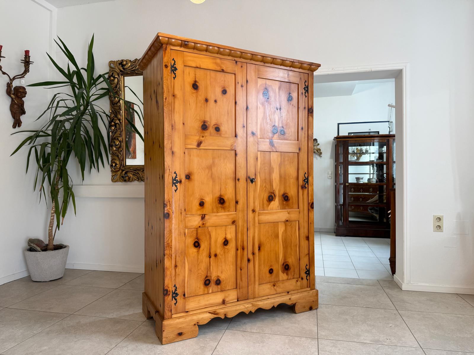 Antiker Zirbenholz Kasten Schrank Kleiderkasten G2173