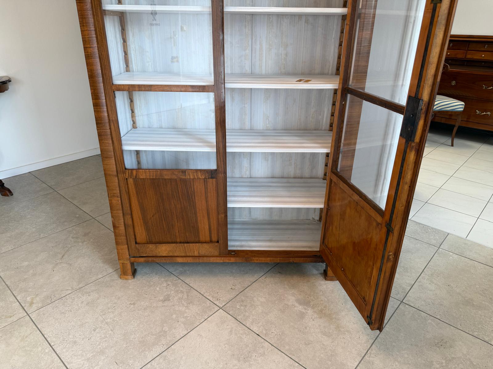 Biedermeier Vitrinenschrank Glasschrank Nussholz Antiquität G1797