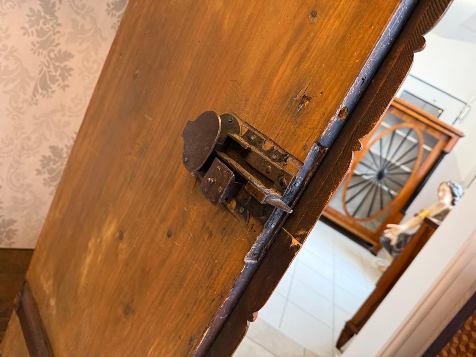 Handbemalter Bauernschrank mit Blumendekor, antiker Biedermeier Bauernkasten G2376