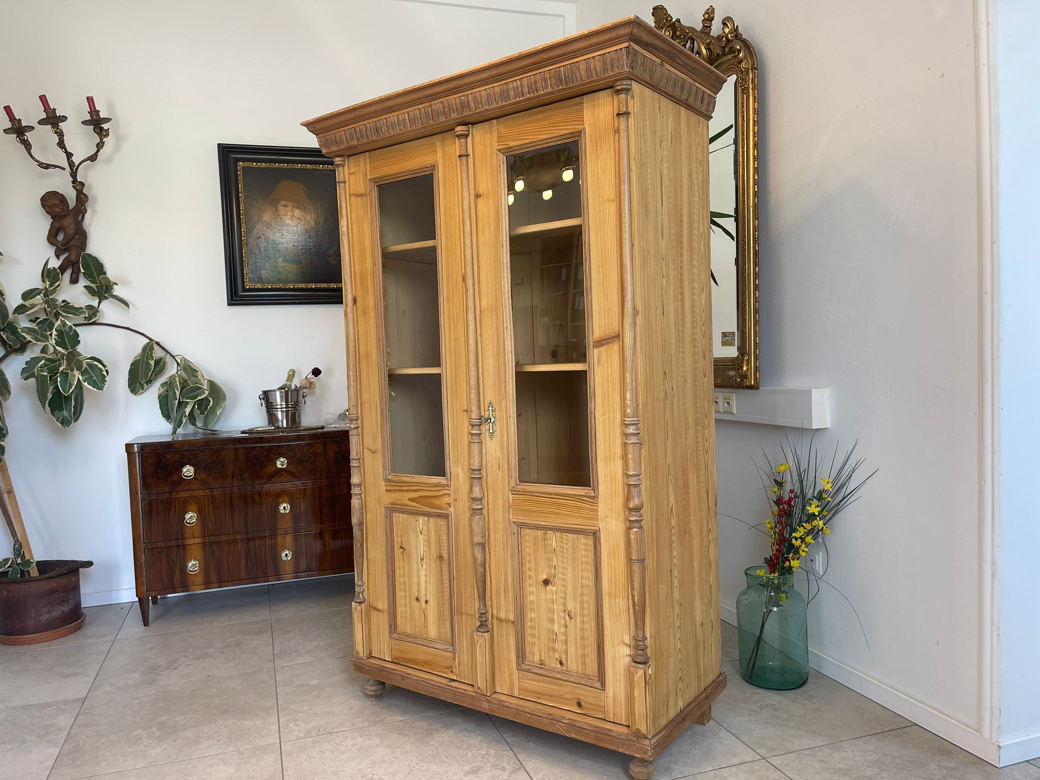 ecf9b8f7-81ad-4114-881f-76305e8106e8 Bäuerliche Vitrine Bauernvitrine Naturholz Bücherschrank antik A4616