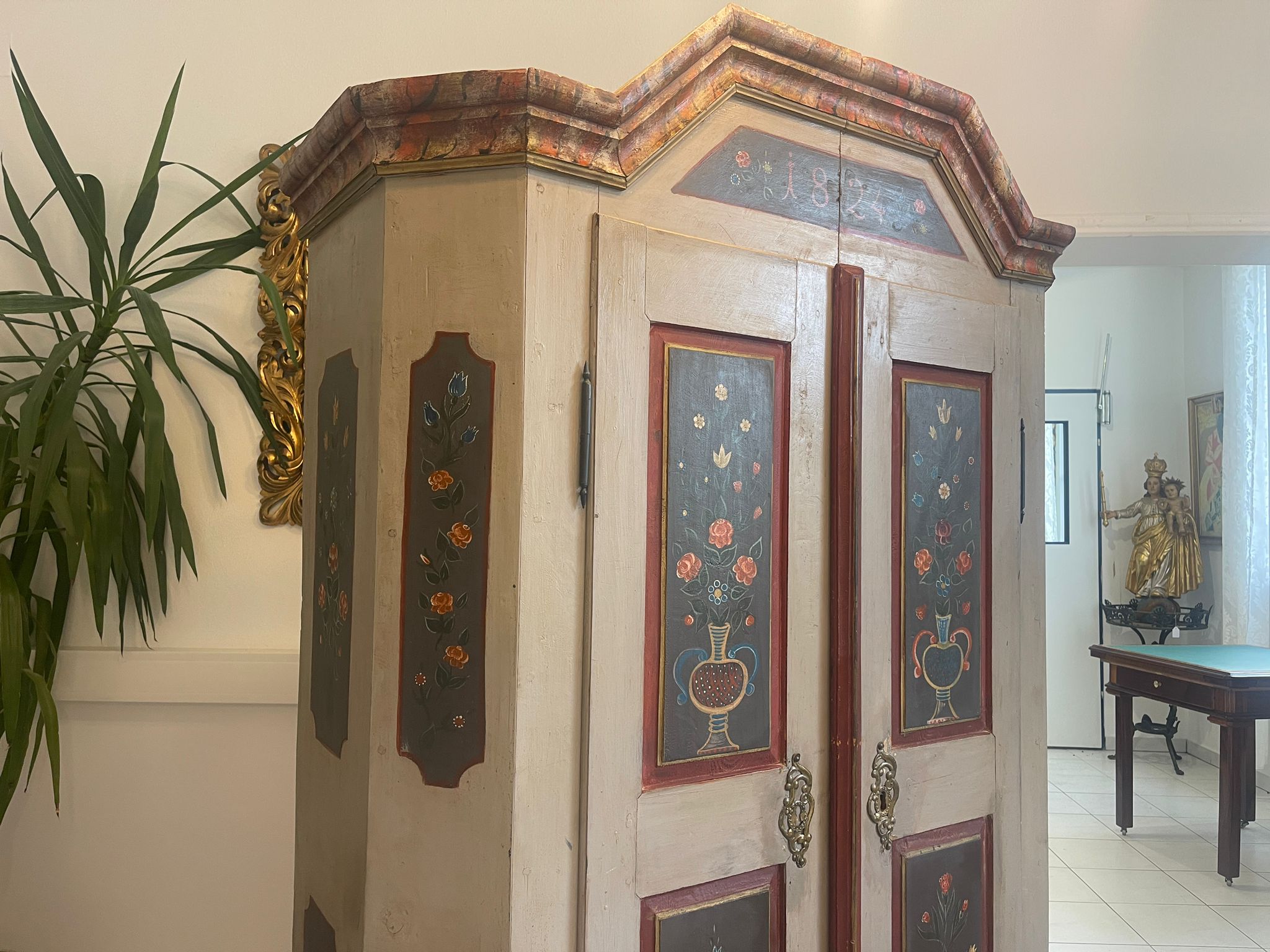 96ab843a-fae3-4e5d-8eb3-4c66511f9dd1 Antiker Bauernschrank Handbemalt Biedermeier Dielenschrank A4838