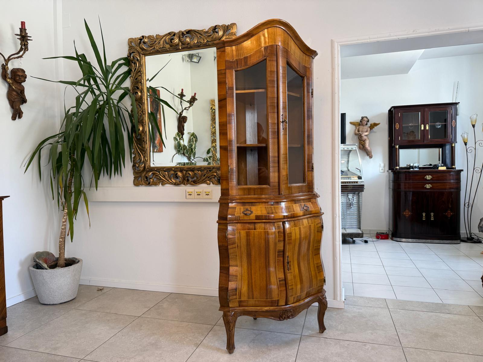 hübsche Vitrine im Barockstil Eckvitrine Eckschrank D2516