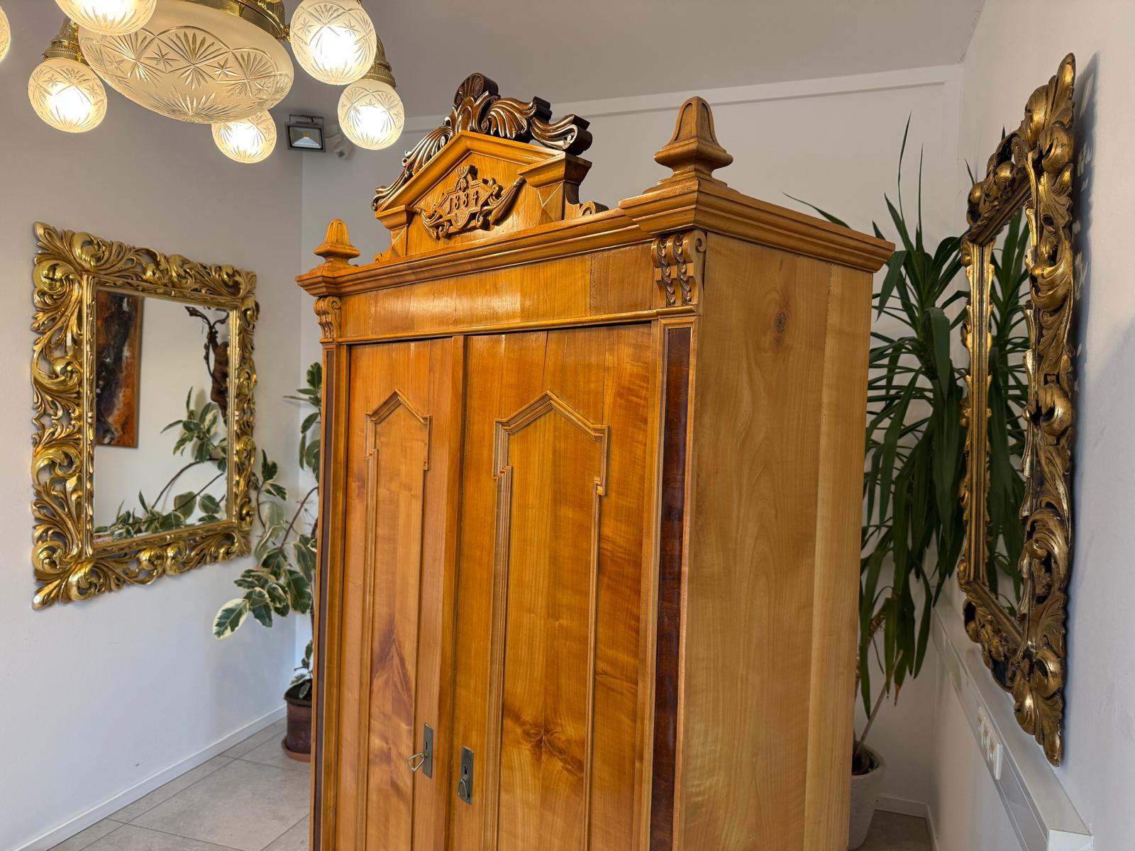 Altrestaurierter Gründerzeit Kasten Kleiderkasten Nussholz Kronenschrank D1065-1