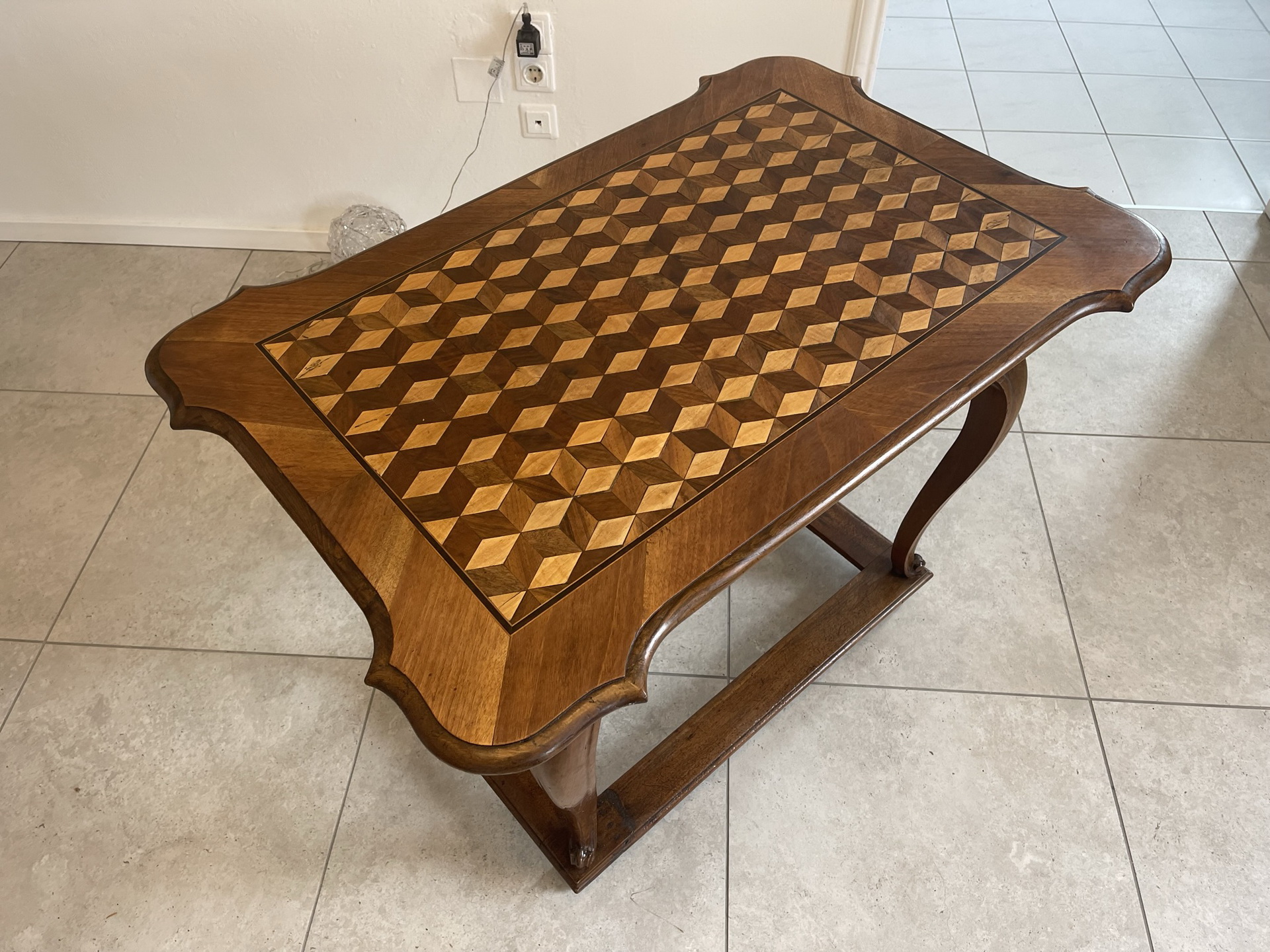Waffenschrank-Bauernkasten_71 Originaler Barock Tisch Antik aus Nuss, Spieltisch, sehr schöner Zustand B1111
