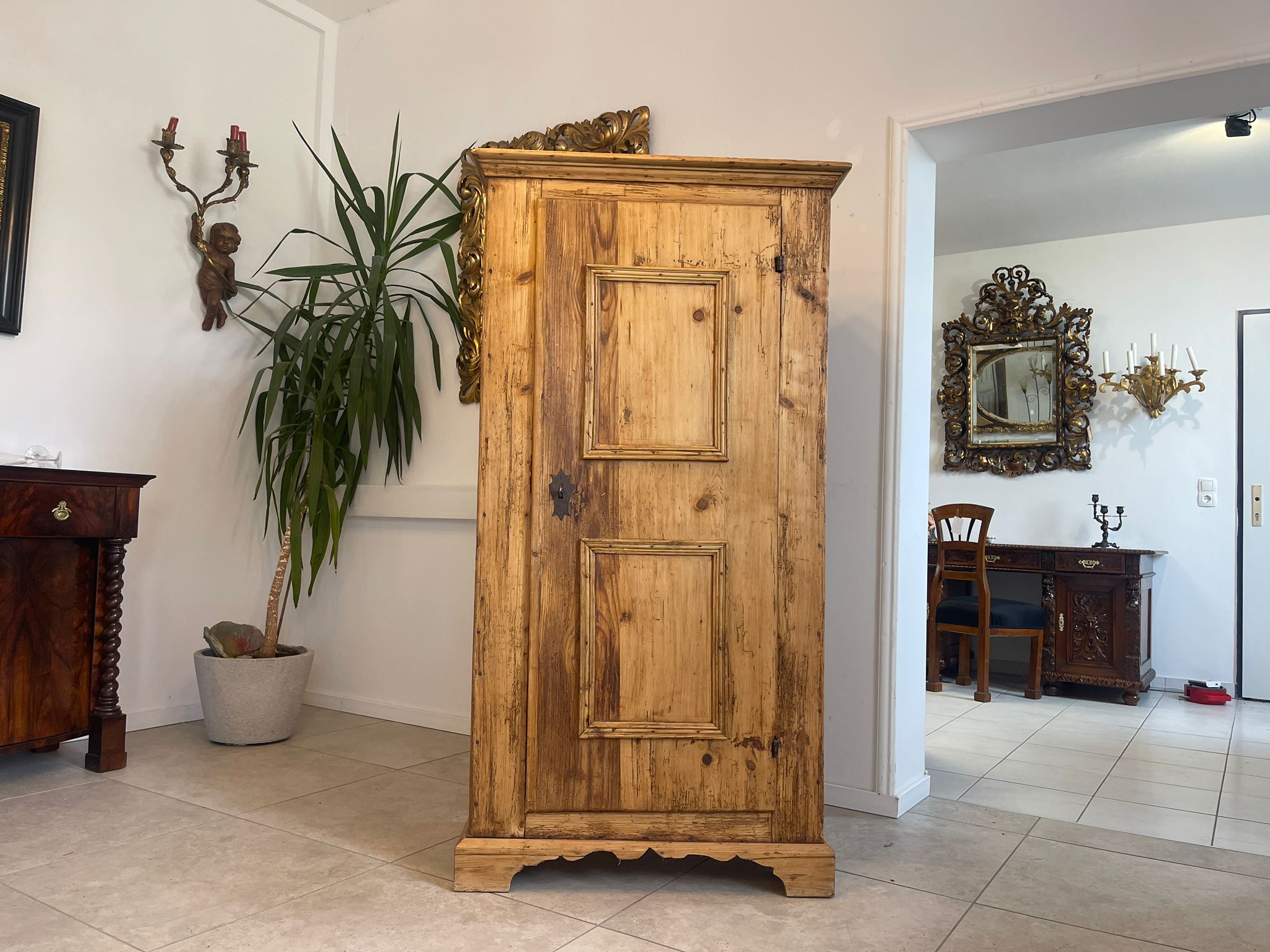 2c1ada04-3bf1-4c2c-a4f5-13cf43e00efd uriger Barocker Almerschrank Brotschrank Ladenschrank A4860