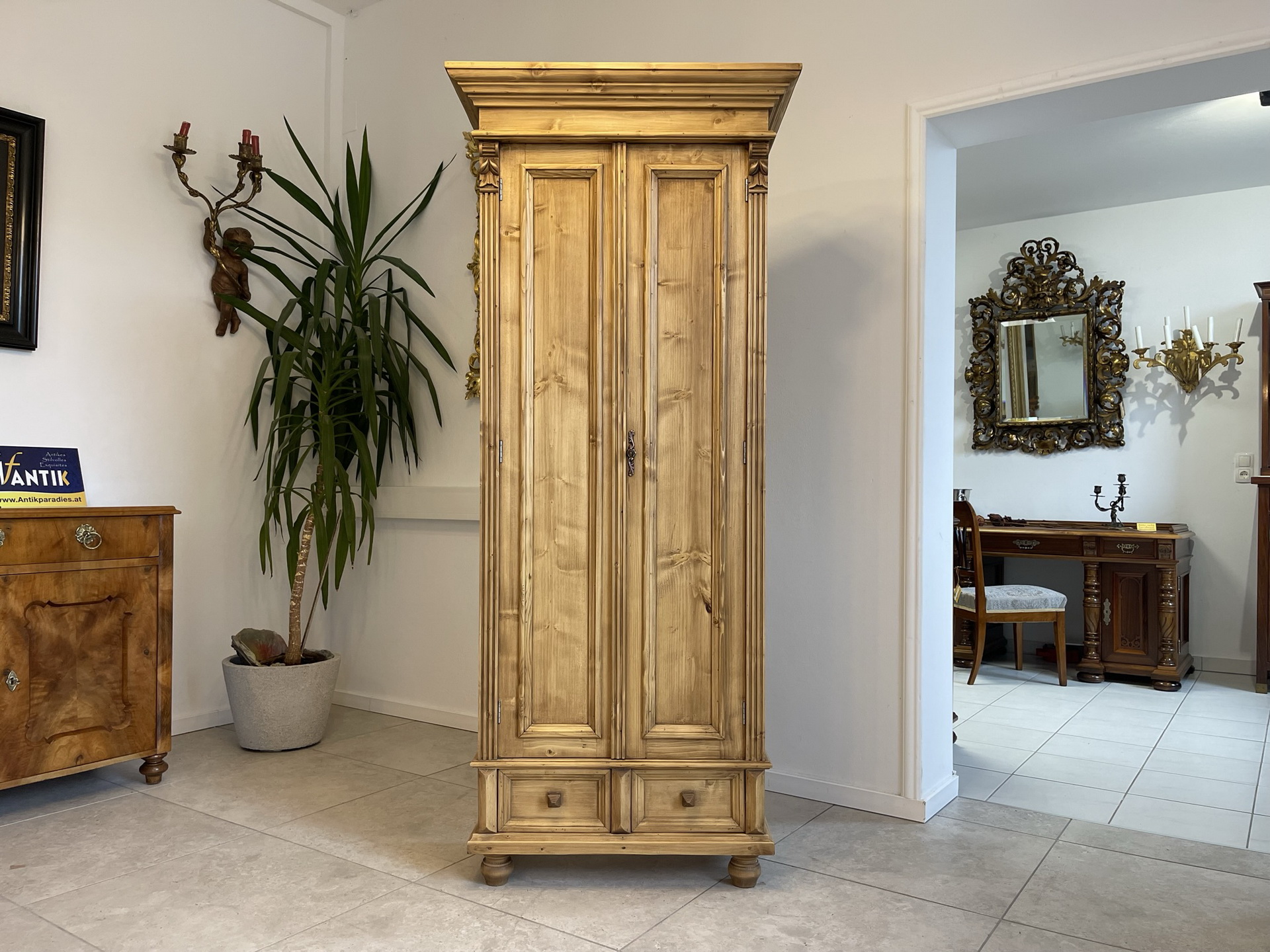 Waffenschrank-Bauernkasten_01 Bauernschrank Waffenschrank Antik Landhausstil Holz Kasten - G1163