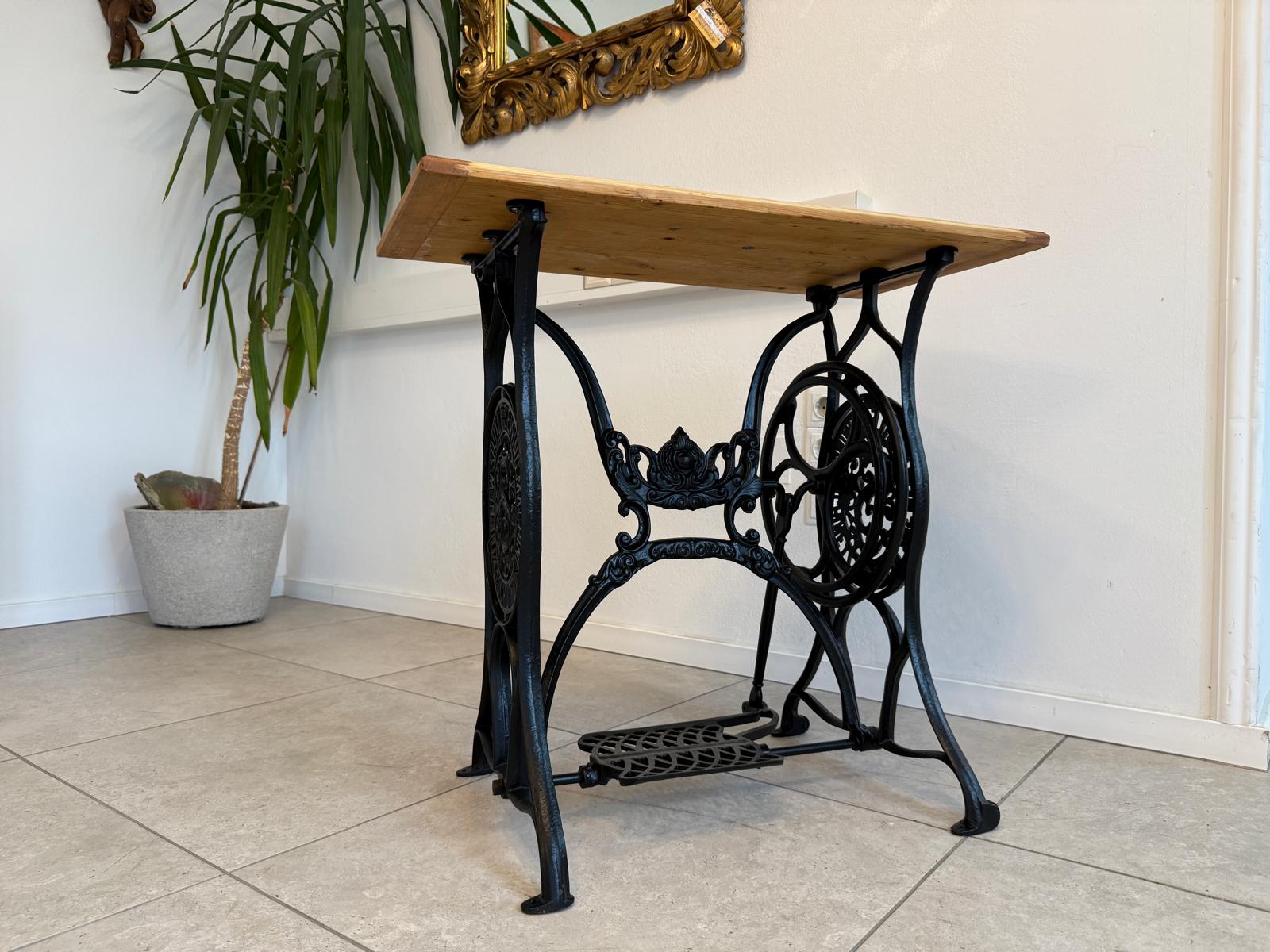 Bäuerlicher Tisch Nähmaschinentisch Gusseisern G2019