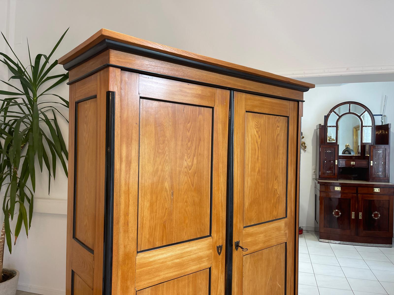 Originaler Biedermeier Schrank mit Nussholz-Furnier Kleiderstange G1513