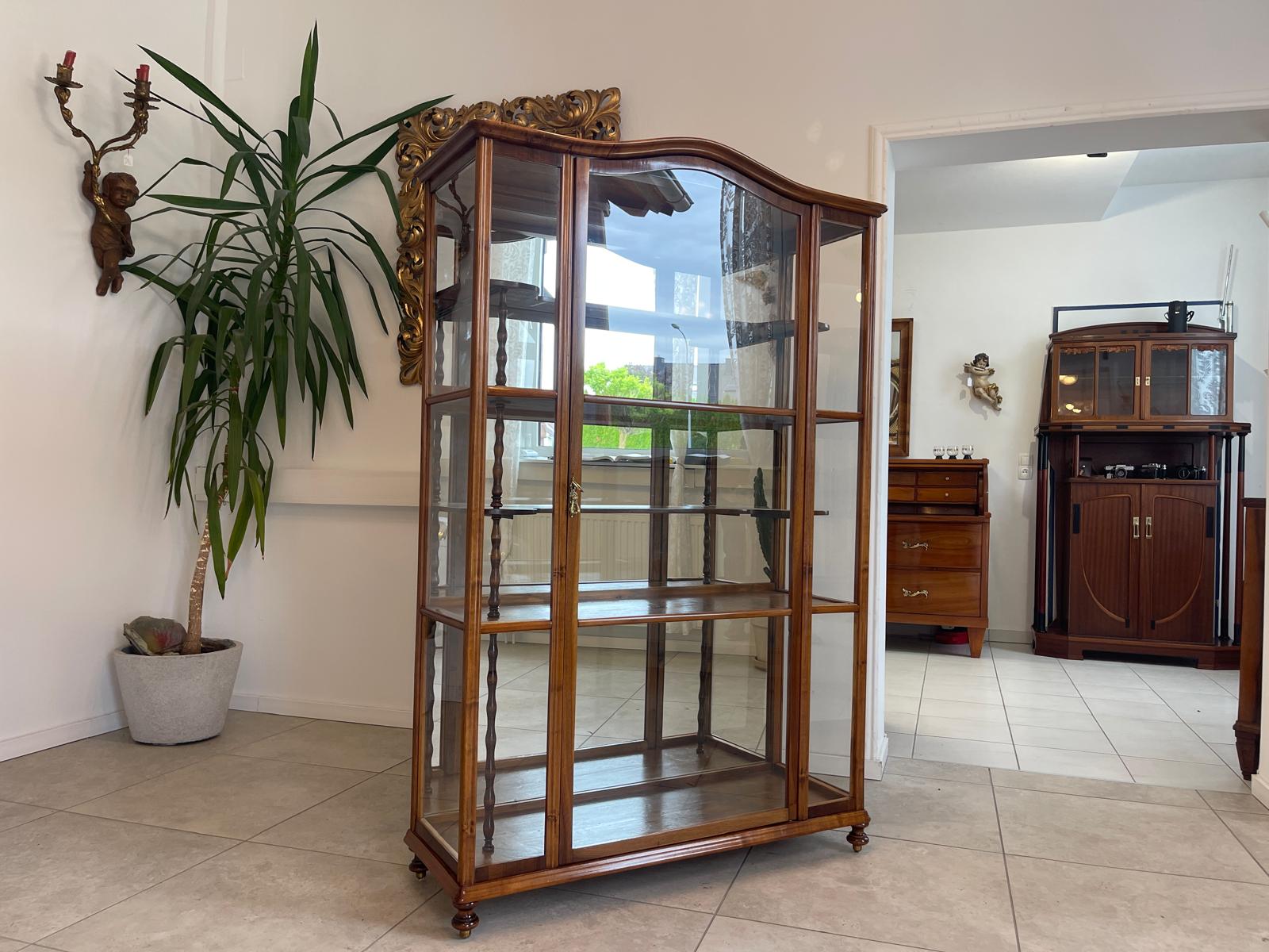 Restaurierte Biedermeier Vitrinenschrank Glasschrank Nussholz Antiquität G1742