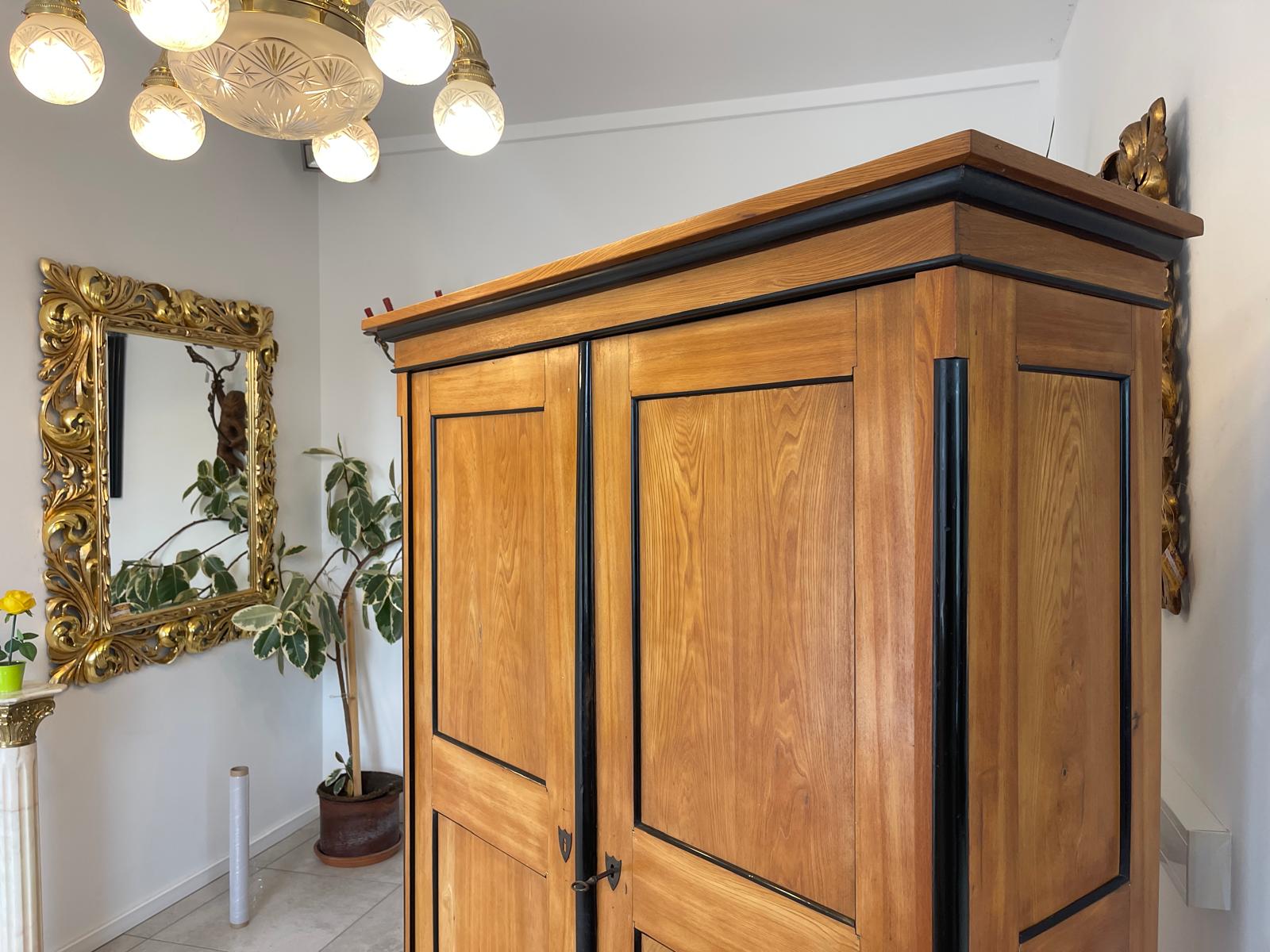 Originaler Biedermeier Schrank mit Nussholz-Furnier Kleiderstange G1513