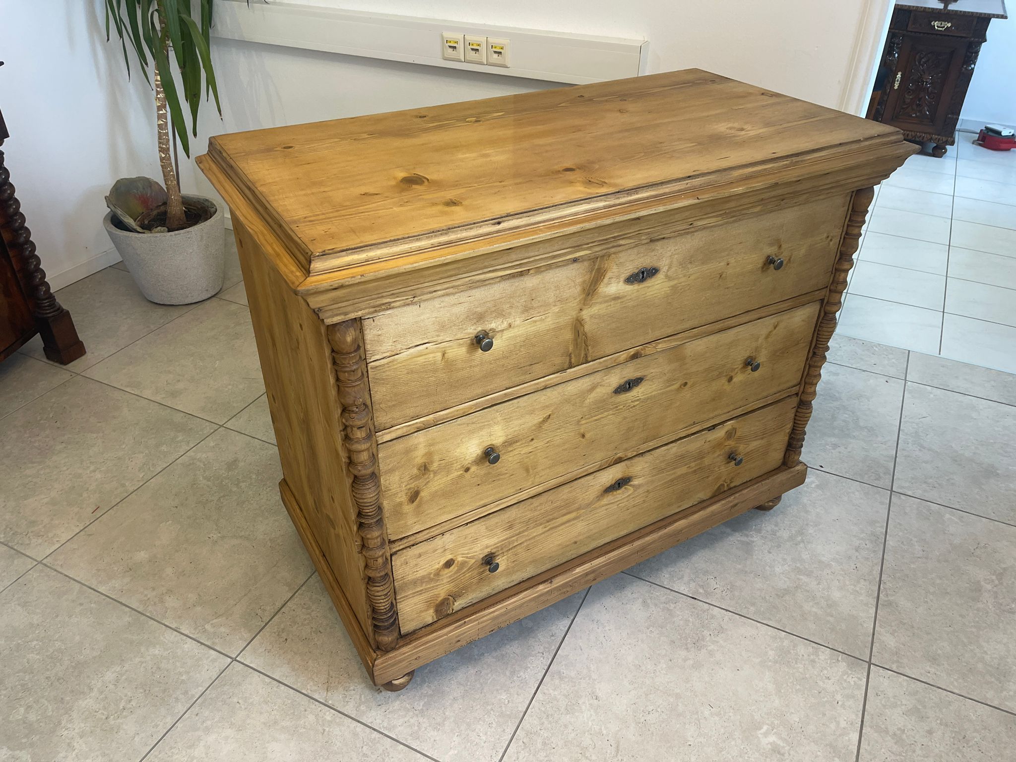 a01dfbef-f362-4466-9c4a-e55f7e288232 Restaurierte Biedermeier Kommode 3 Ladenkommode A4858