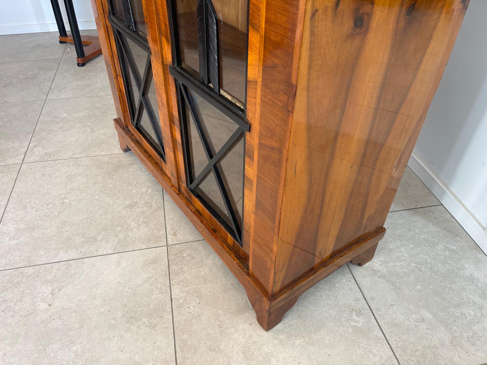 Altrestaurierte Biedermeier Vitrinenschrank Glasschrank Nussholz G1286
