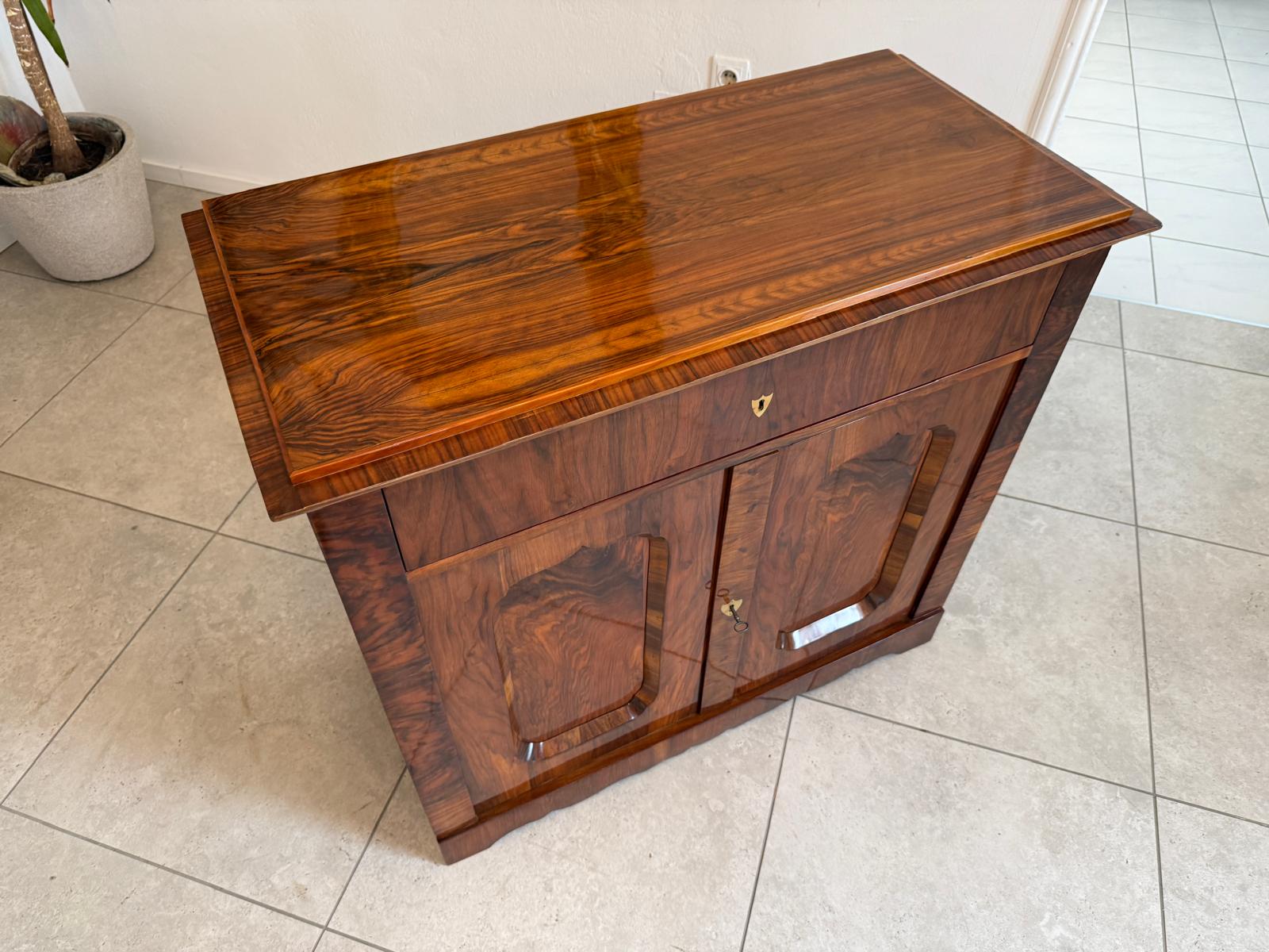 Sale Restaurierte Biedermeier Anrichte Trumeau Nussholz G1832-1