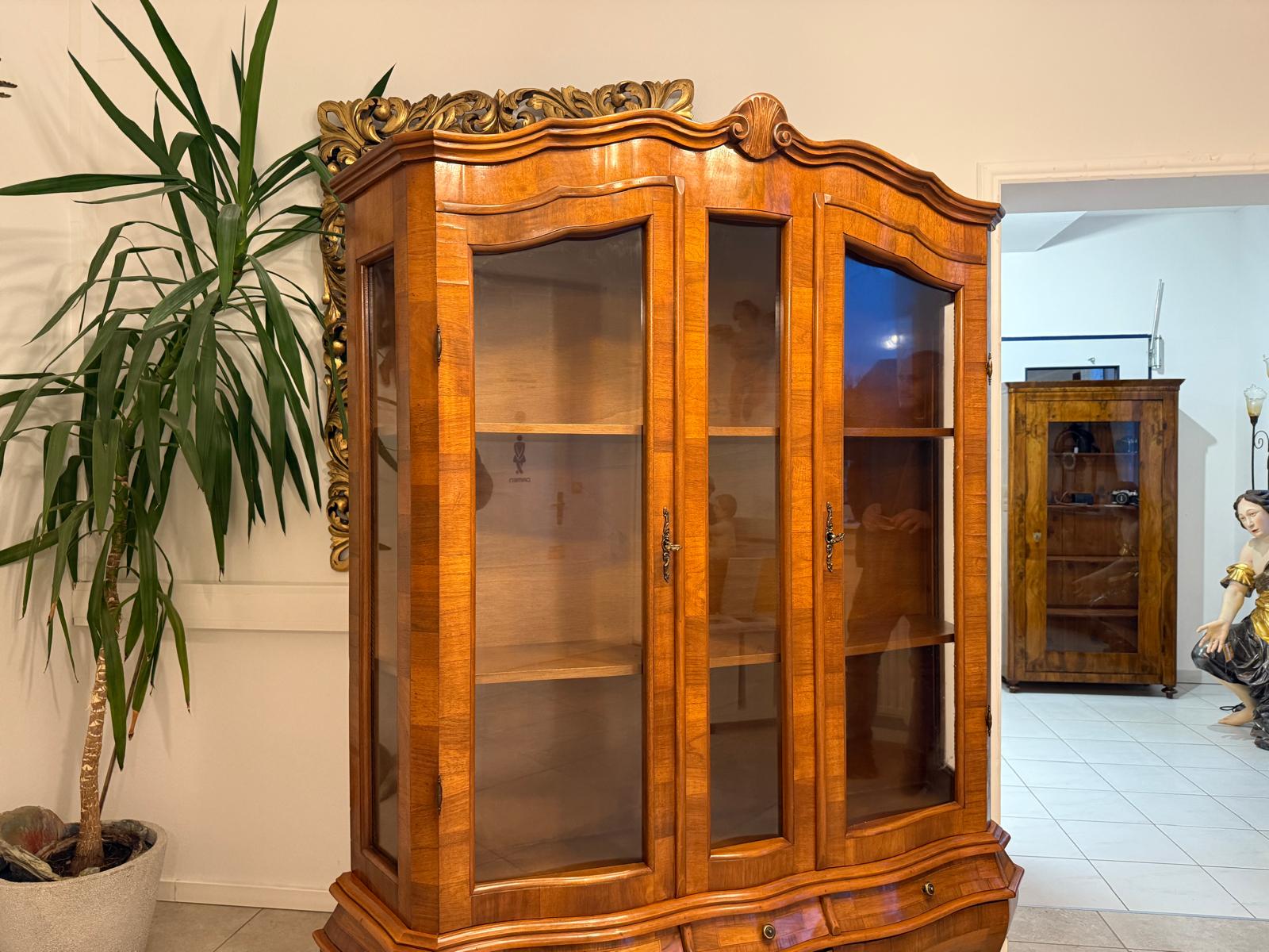 Barockstil Vitrine Nussholz Glasschrank Bücherschrank G2259