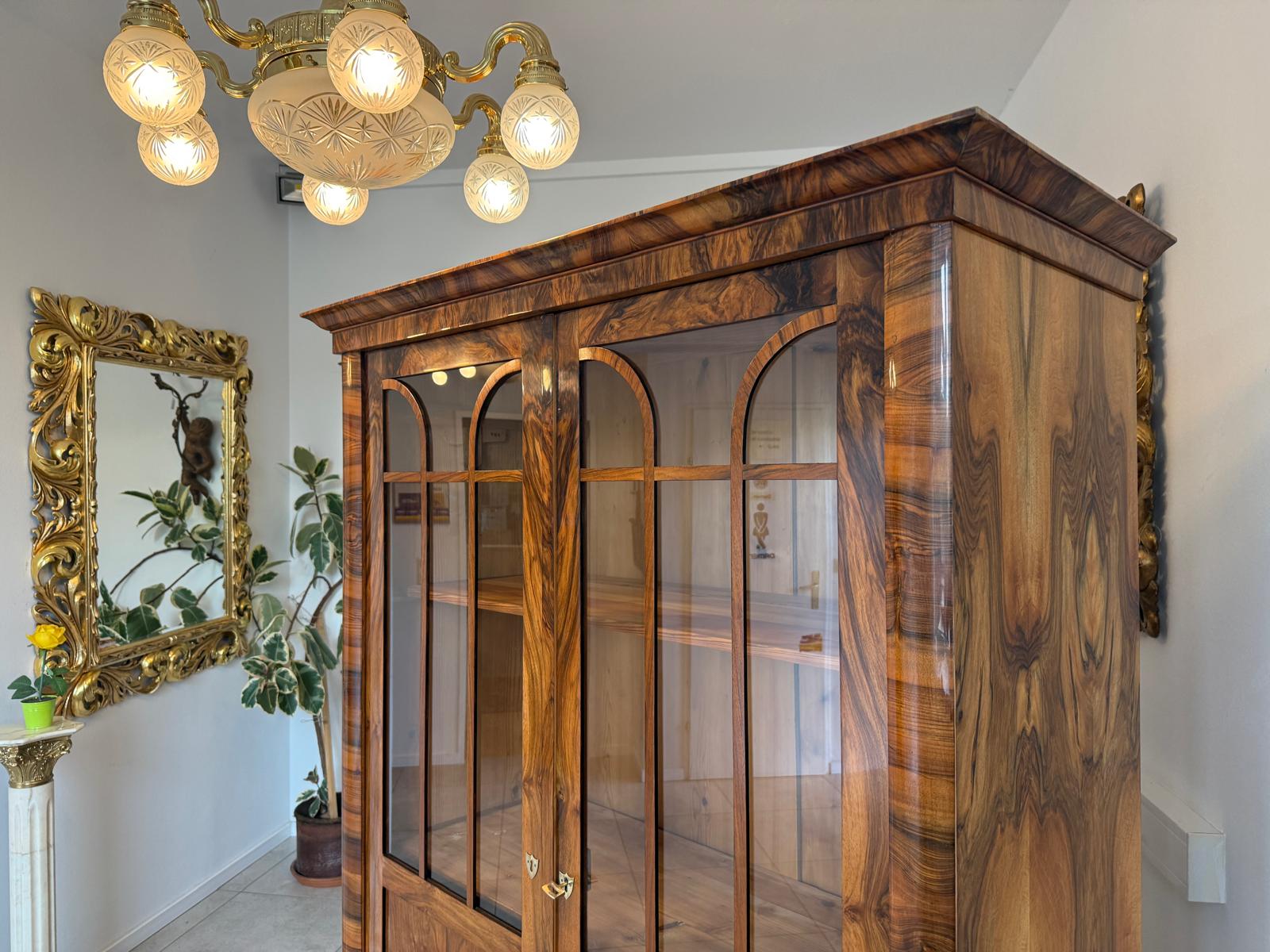 SALE Biedermeier Vitrine Bücherschrank Sammlervitrine Nussholz Antiquität G1813
