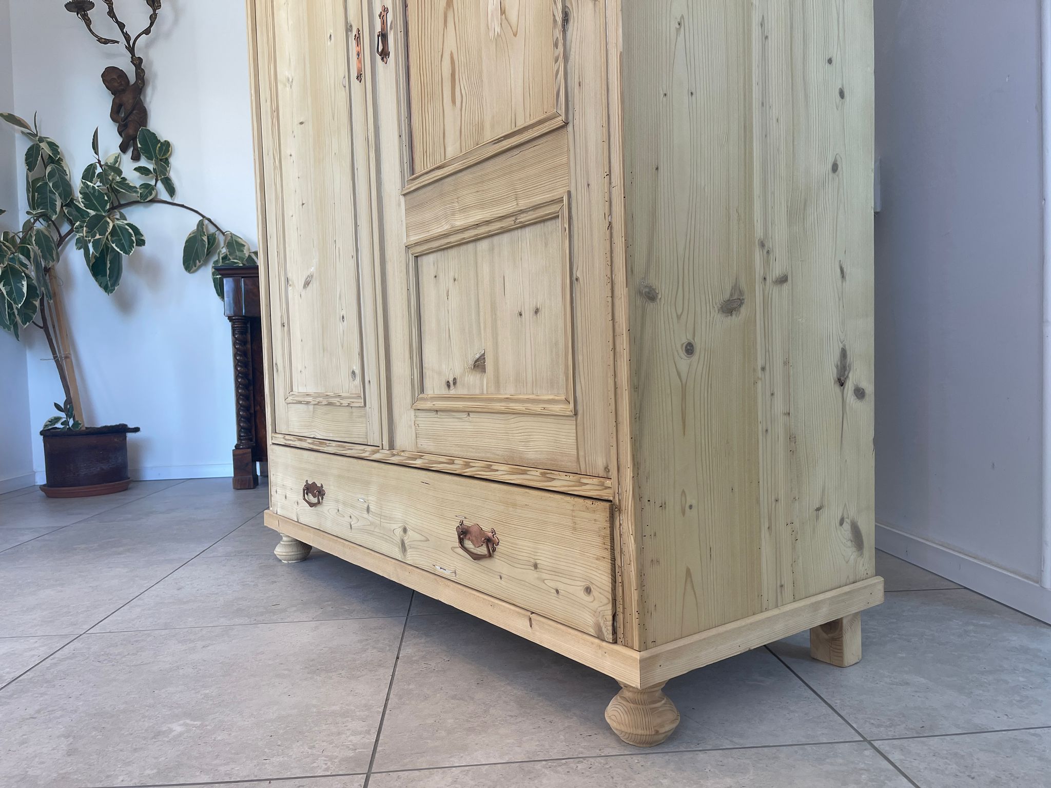 622aaa04-d88d-42cf-a7dc-72aa20236380 Antiker Bauernschrank Originaler Jugendstil Naturholzschrank A4967