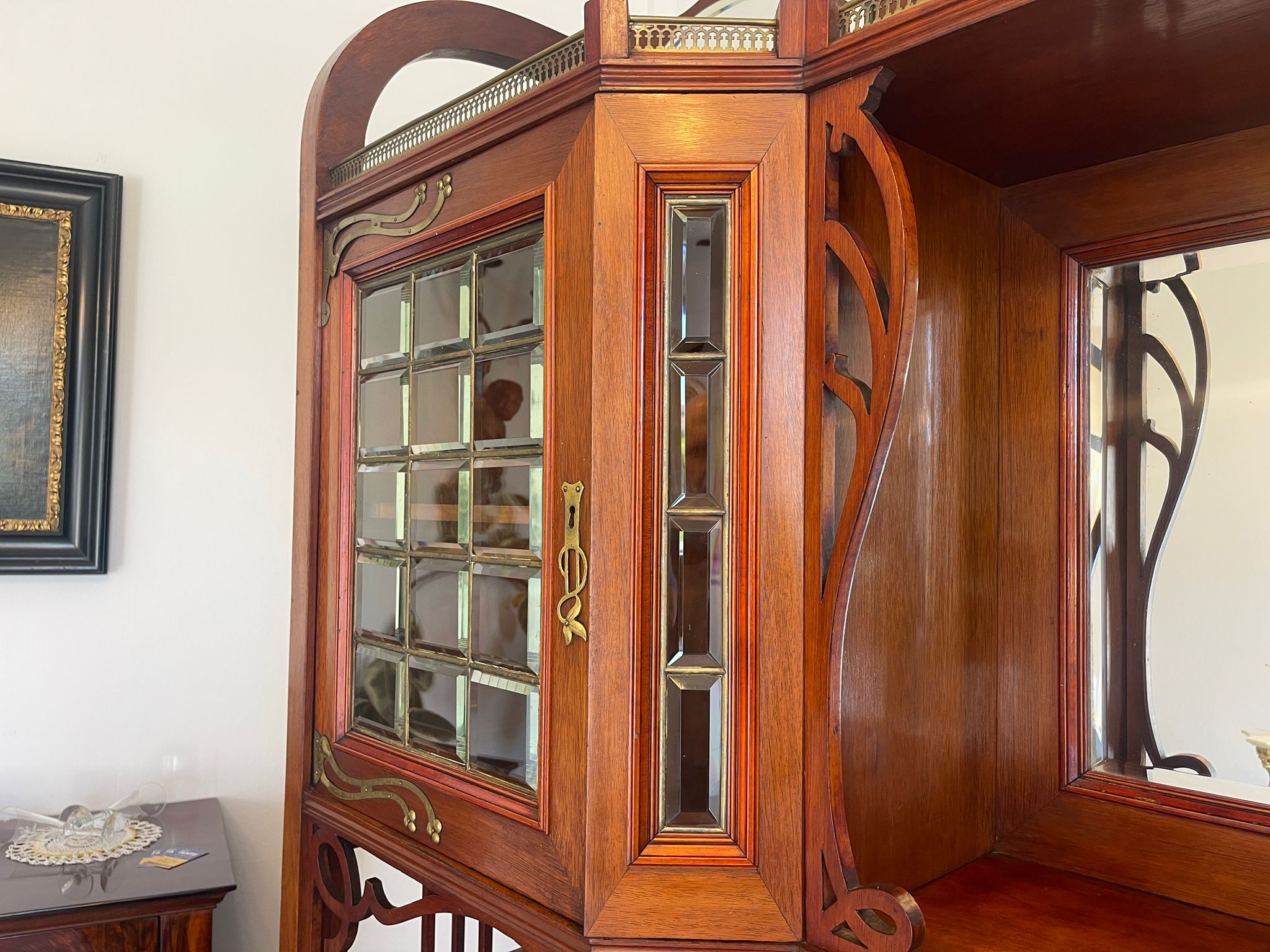 d62cf937-0e6f-4645-bc3c-6c267f5624e4 Originales Jugendstil Aufsatzbuffet Bücherschrank Vitrinenschrank A4909