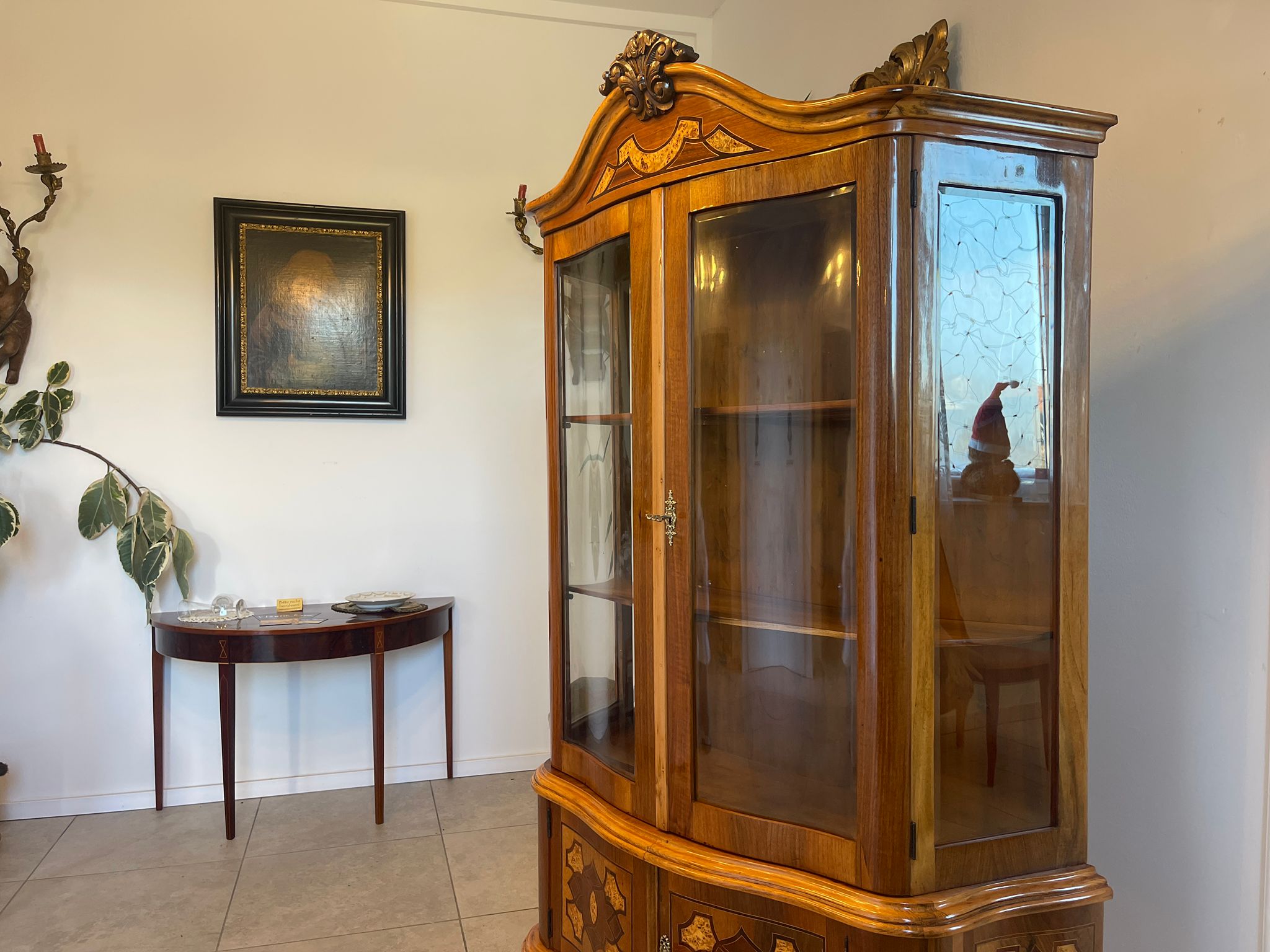 1c644b5b-b3e0-4856-b382-71b6effc1887 Restaurierte Barock Vitrine Glasschrank mit Marketerien aus Holz A5100