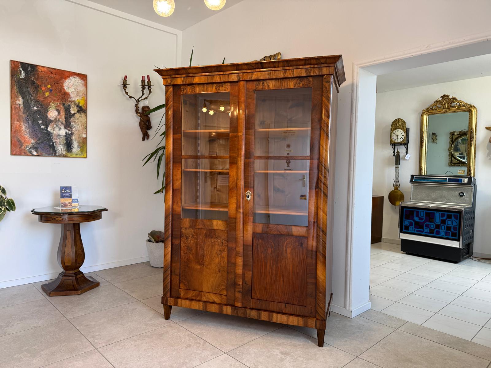 Biedermeier Vitrine Bücherschrank Restauriert Nussbaum Antiquität SALE D2372