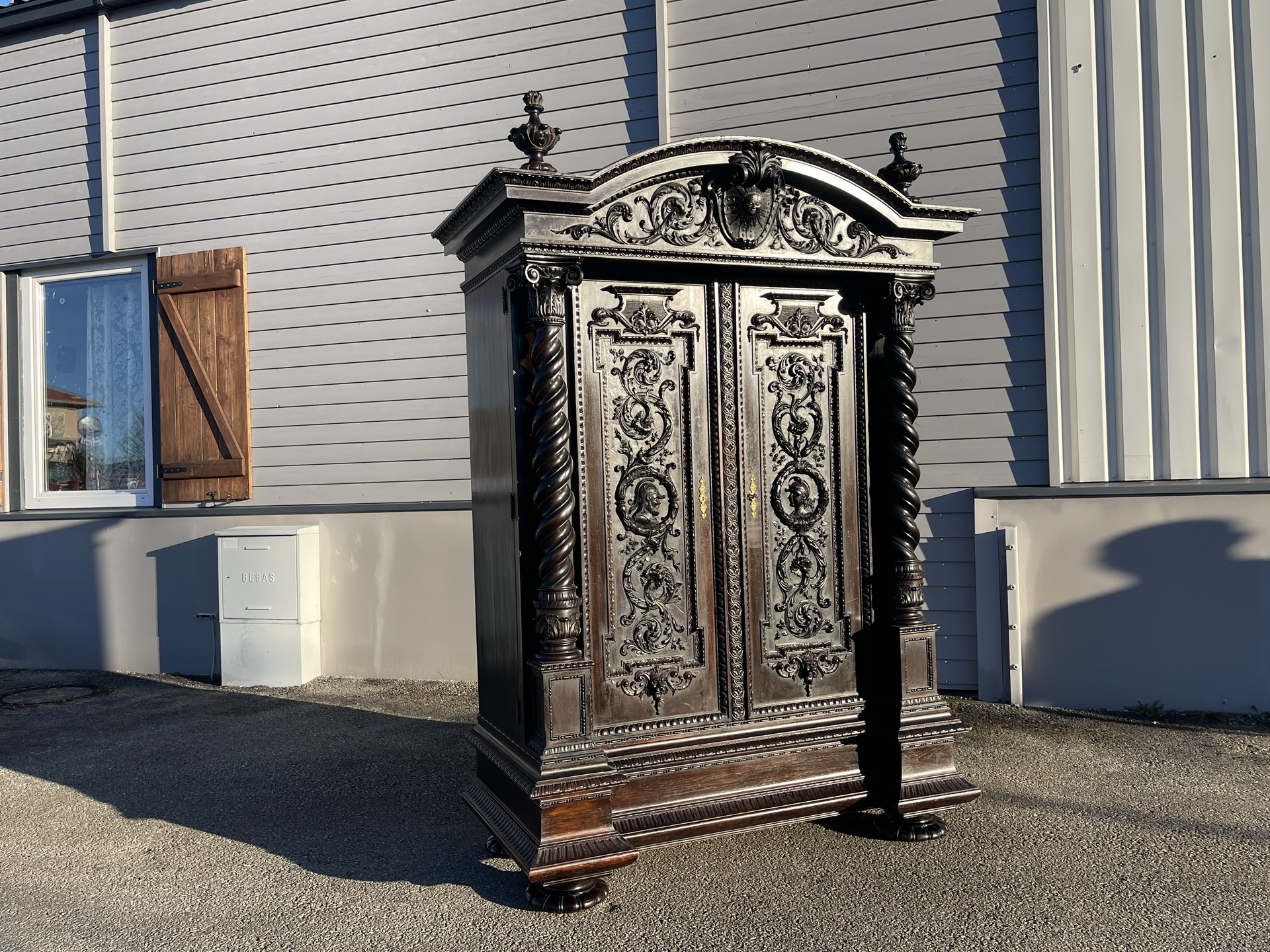 Monumentaler Renaissance Hallenschrank Prachtschrank B2064