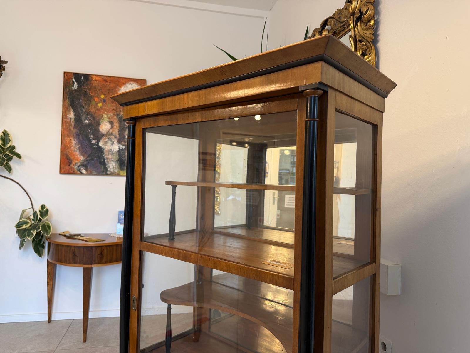 Originale Biedermeier Vitrine Bücherschrank Säulenvitrine Nussholz D1037