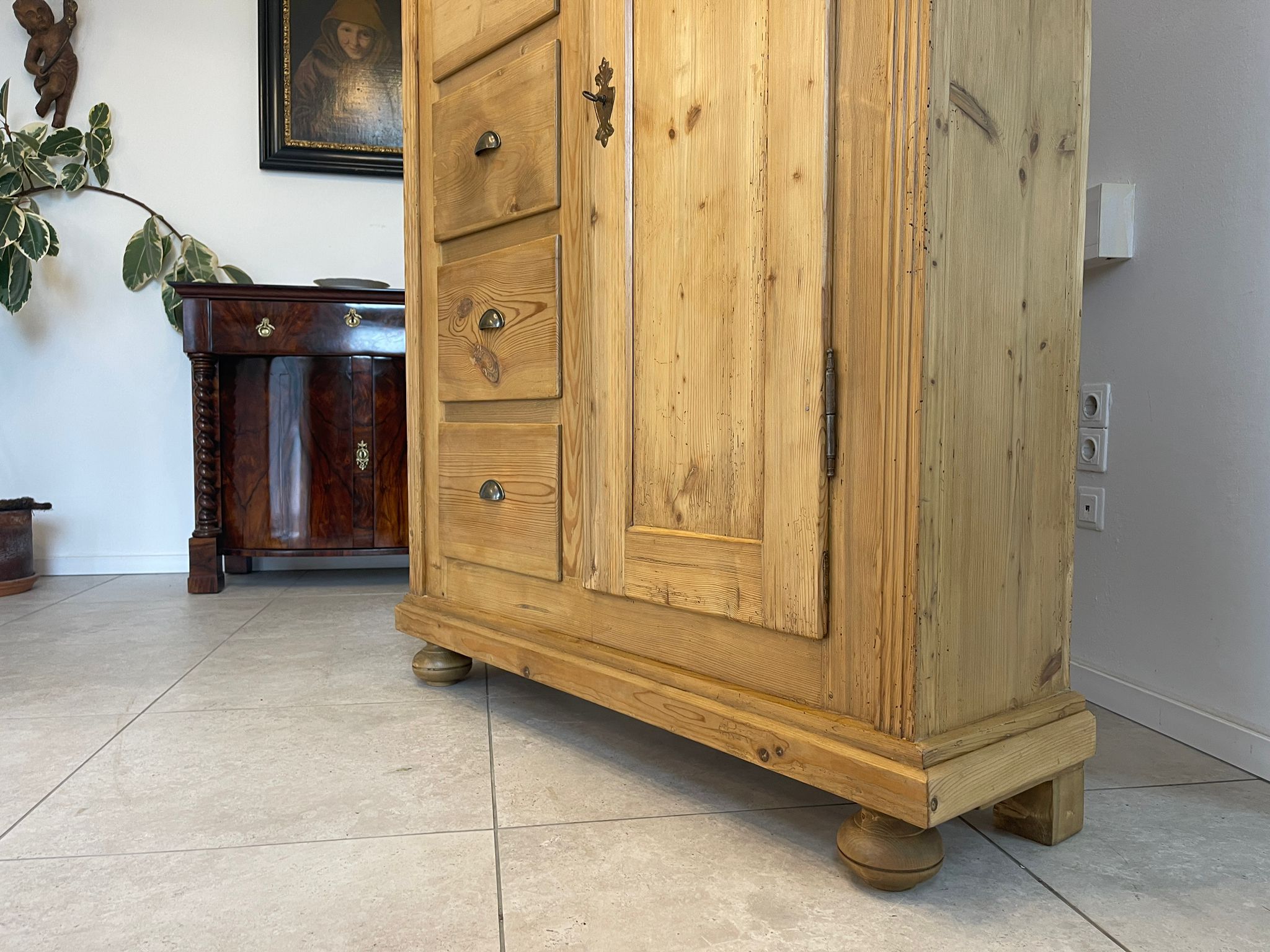 12f6c7e8-fe2a-431d-a021-6abf24d8138b Bäuerlicher uriger Brotschrank Almerschrank Speiskasten Bauernkasten A5029
