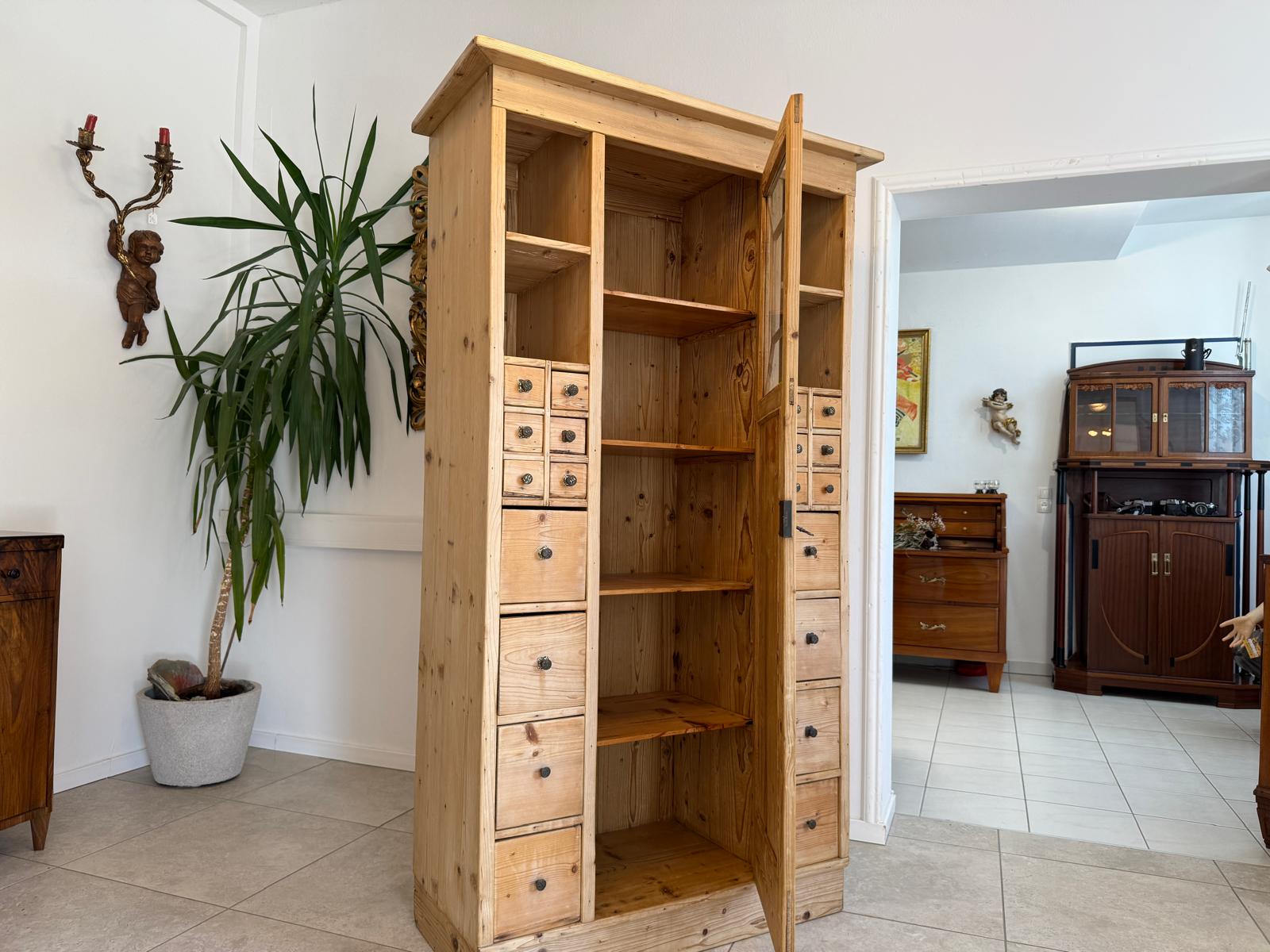 Uriger Speiskasten Ladenschrank Kräuterschrank Fichtenholz Antik G2016