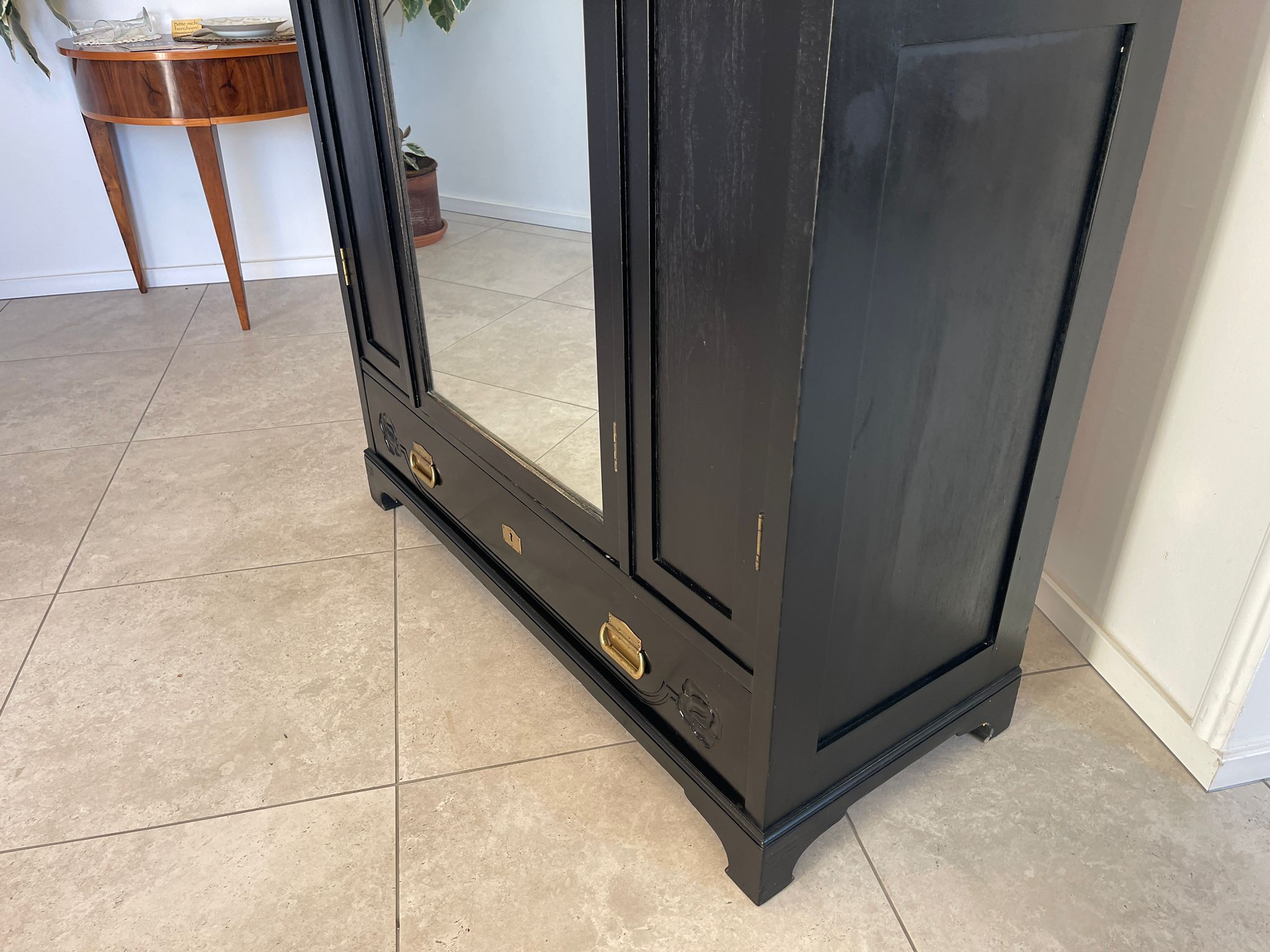 a9604fbd-fd3f-481d-8442-ffa29788e550 Jugendstil Spiegelschrank Garderobenschrank Schwarz Schrank A5052