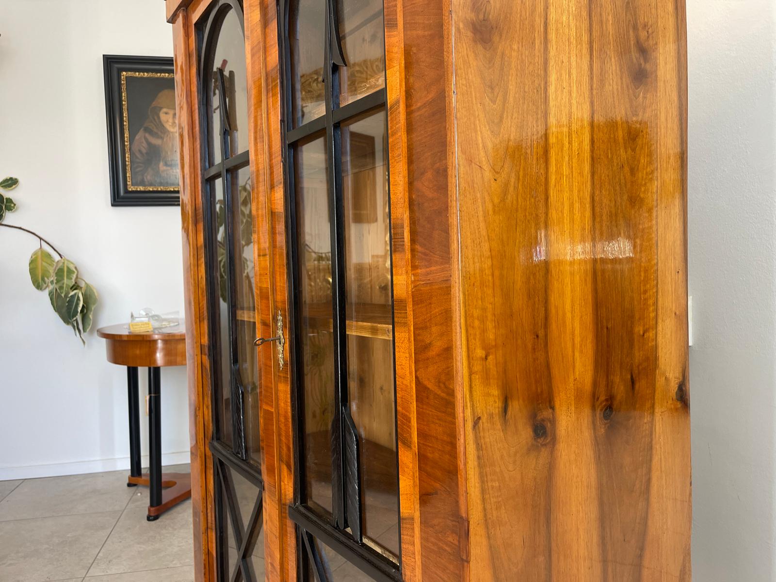 Altrestaurierte Biedermeier Vitrinenschrank Glasschrank Nussholz G1286