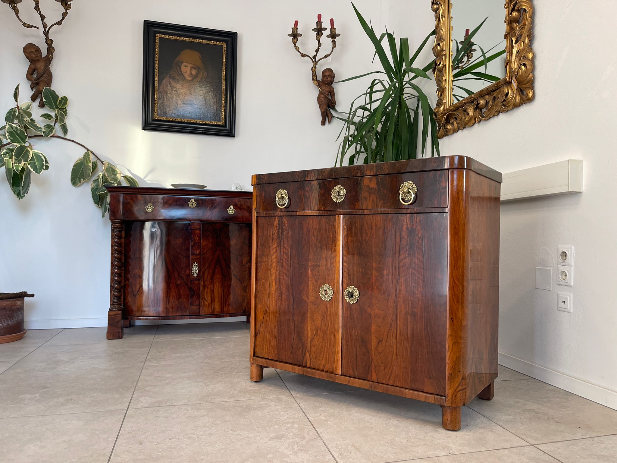 03a13255-faea-4c46-92ba-ea42142002f7LUDvJ5Nh0GN04 Restaurierte Biedermeier Trumeau Anrichte aus Nussholz, Antik A4990