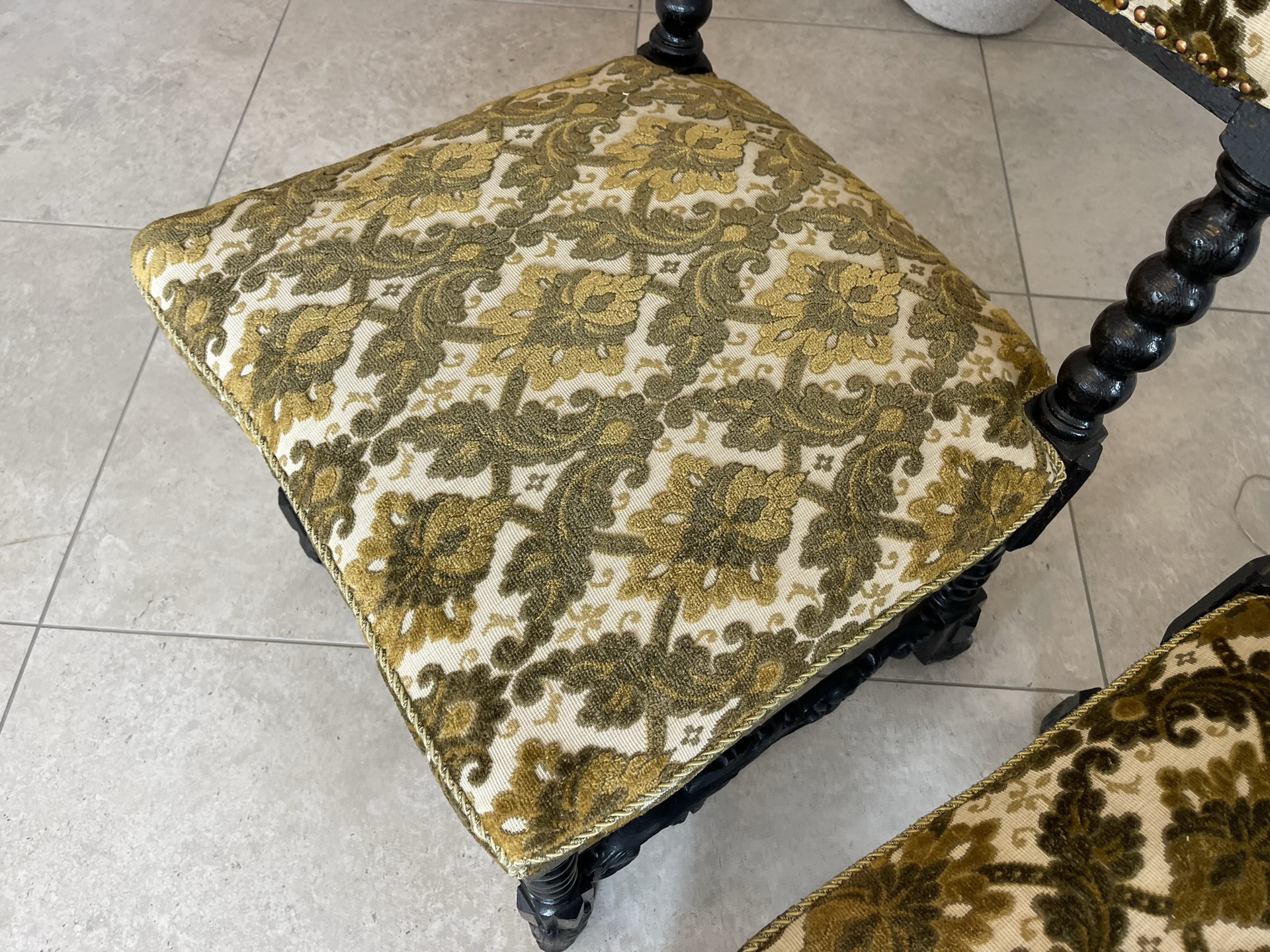 Barock-Jogltisch_06 2 Rittersessel Wappenstuhl Herrensessel Fratzenstuhl B1220