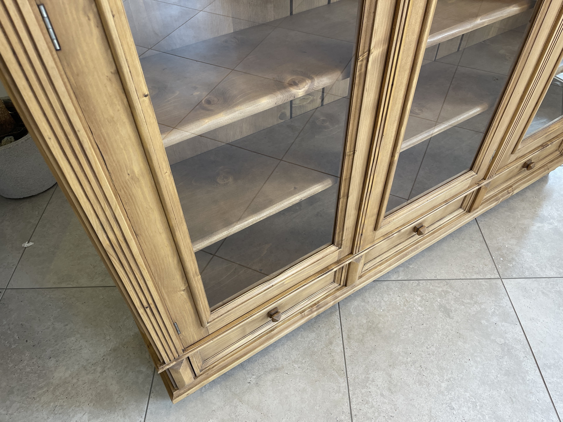 barock_67 Große Vitrine Bauernvitrine Naturholz Bücherschrank A4260