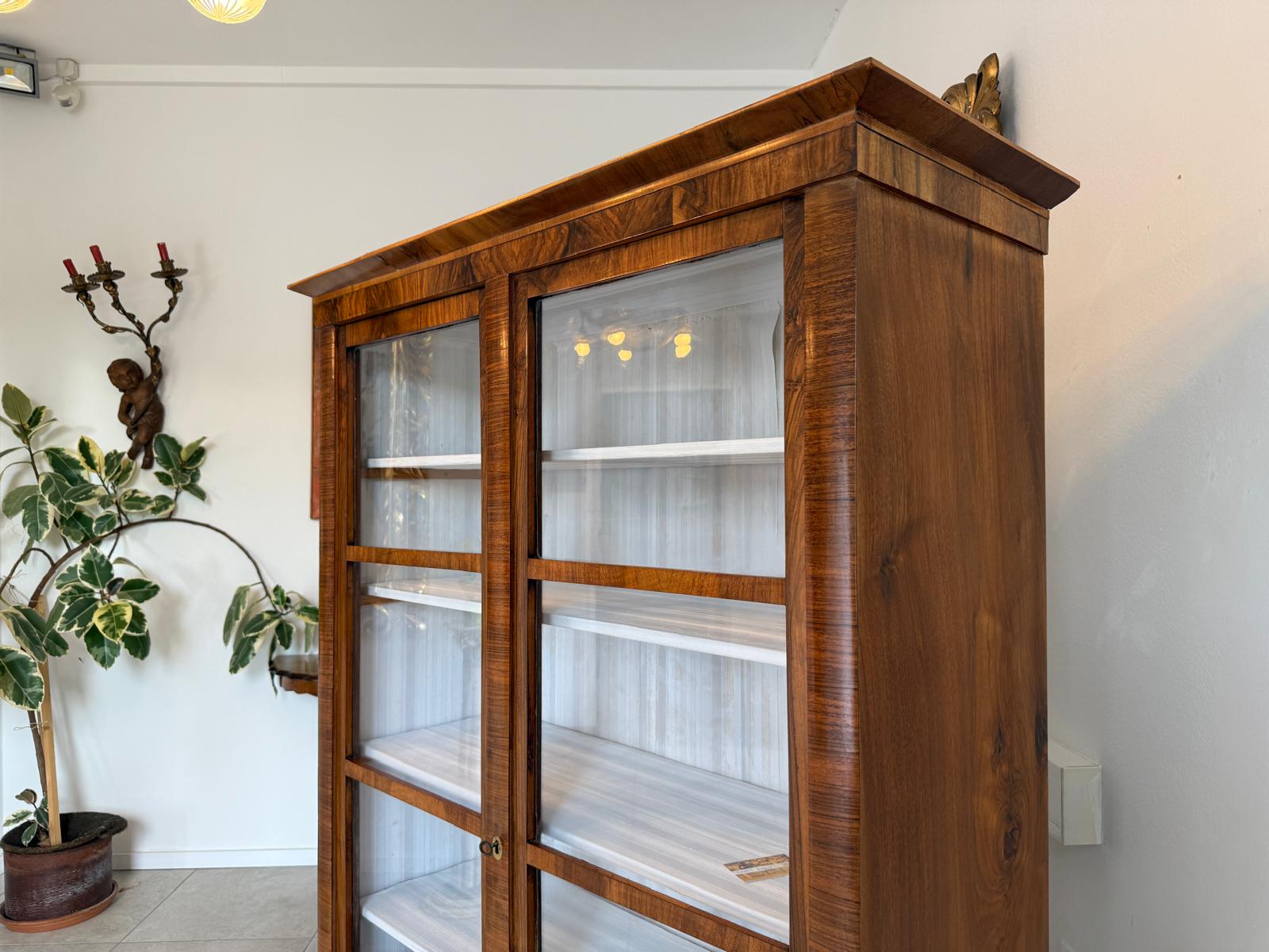 Biedermeier Vitrinenschrank Glasschrank Nussholz Antiquität G1797