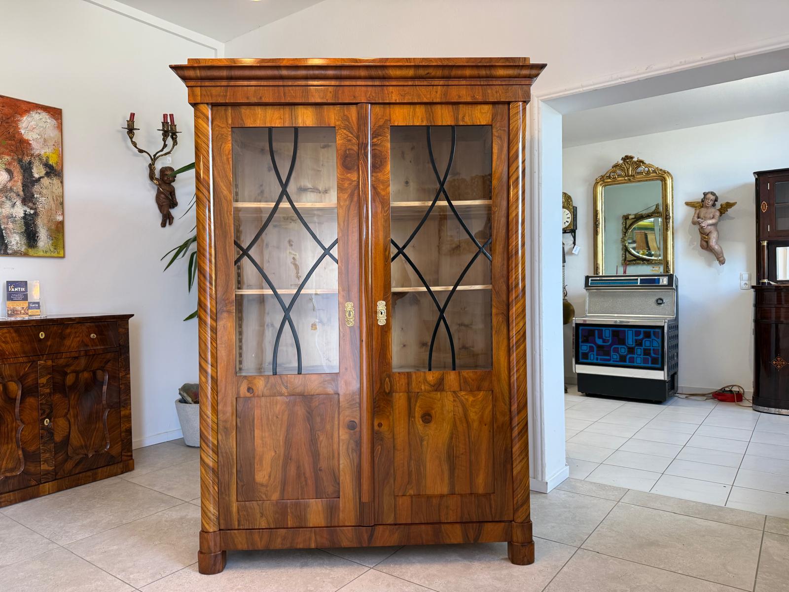 Biedermeier Vitrine Bücherschrank Restauriert Nussbaum Antiquität SALE D2396