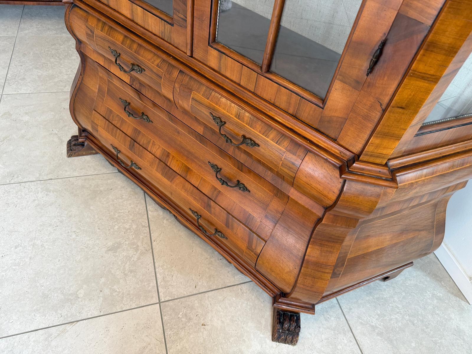 Barockstil Vitrine Nussholz Glasschrank Bücherschrank G2103