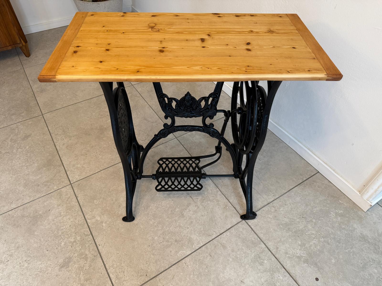 Bäuerlicher Tisch Nähmaschinentisch Gusseisern G2019