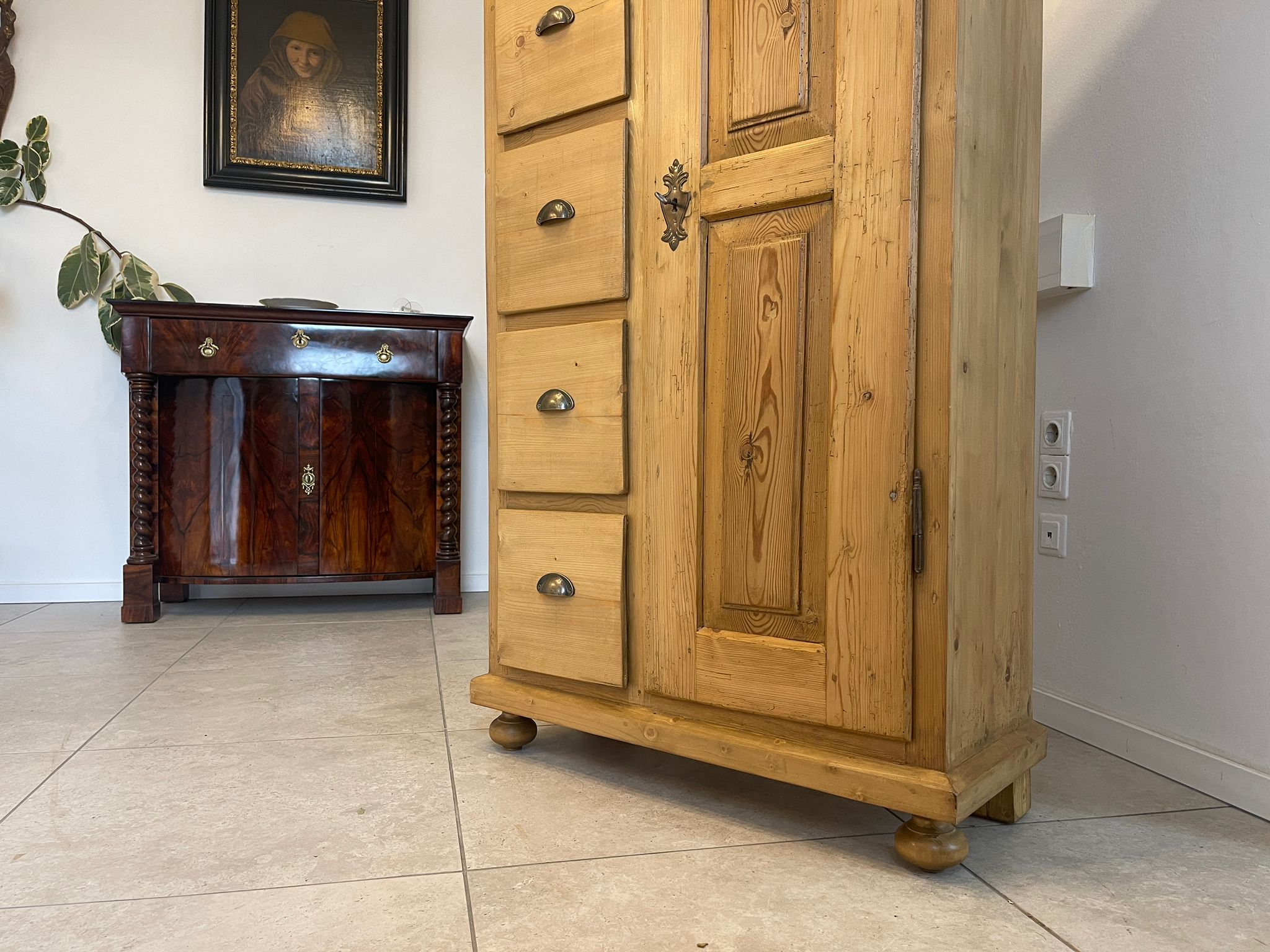 0a109cde-2ccd-4724-bfa0-e95a41471c75 Bäuerlicher uriger Brotschrank Almerschrank Speiskasten Bauernkasten A5034