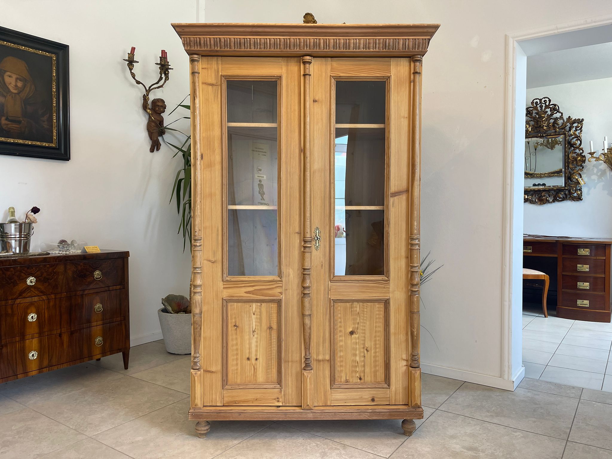 fff376b0-e23b-40ea-8f79-ea75d53875d4 Bäuerliche Vitrine Bauernvitrine Naturholz Bücherschrank antik A4616