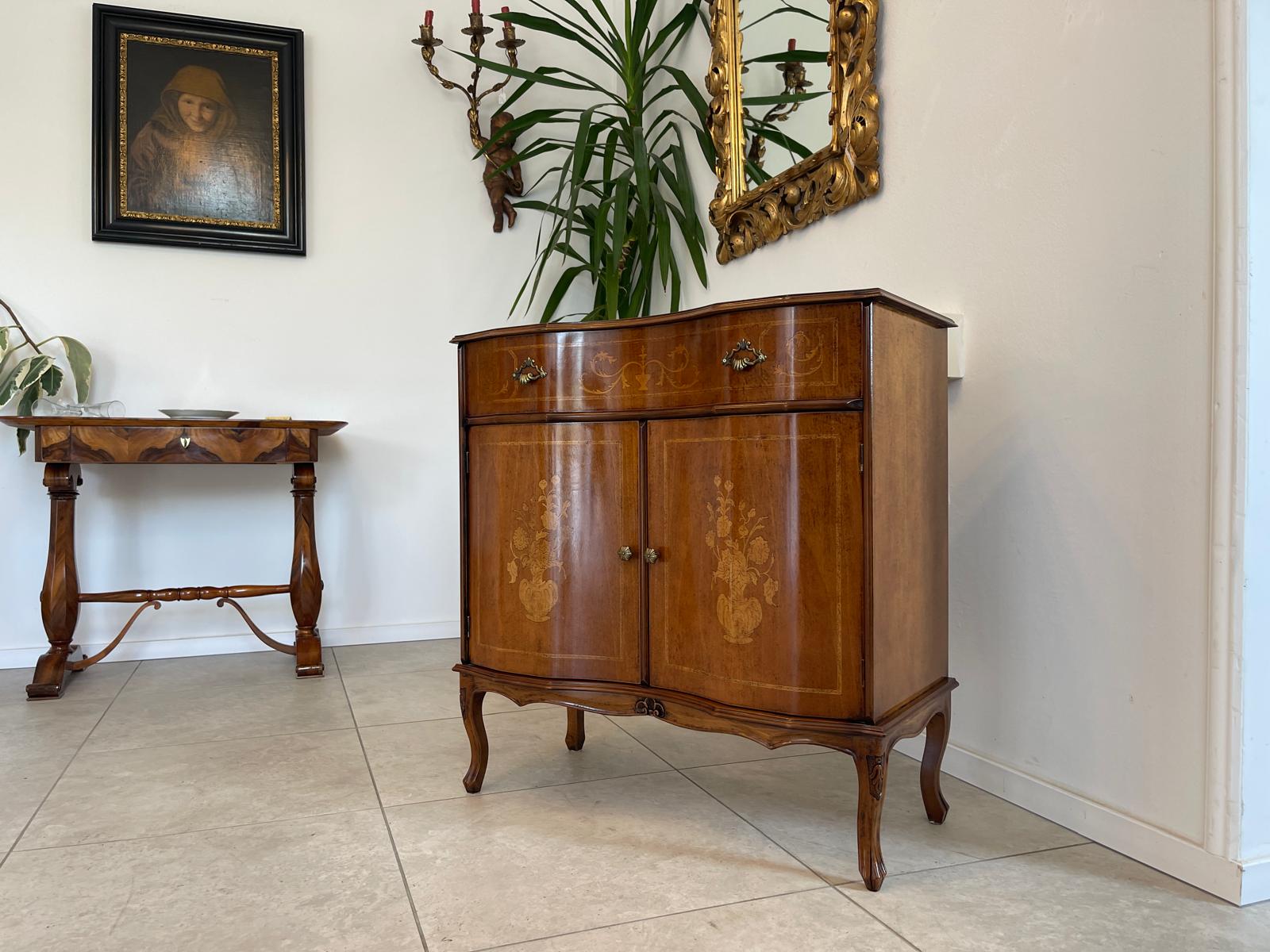 Zierliche marketierte Anrichte Sideboard Kommode Barockstil G1595