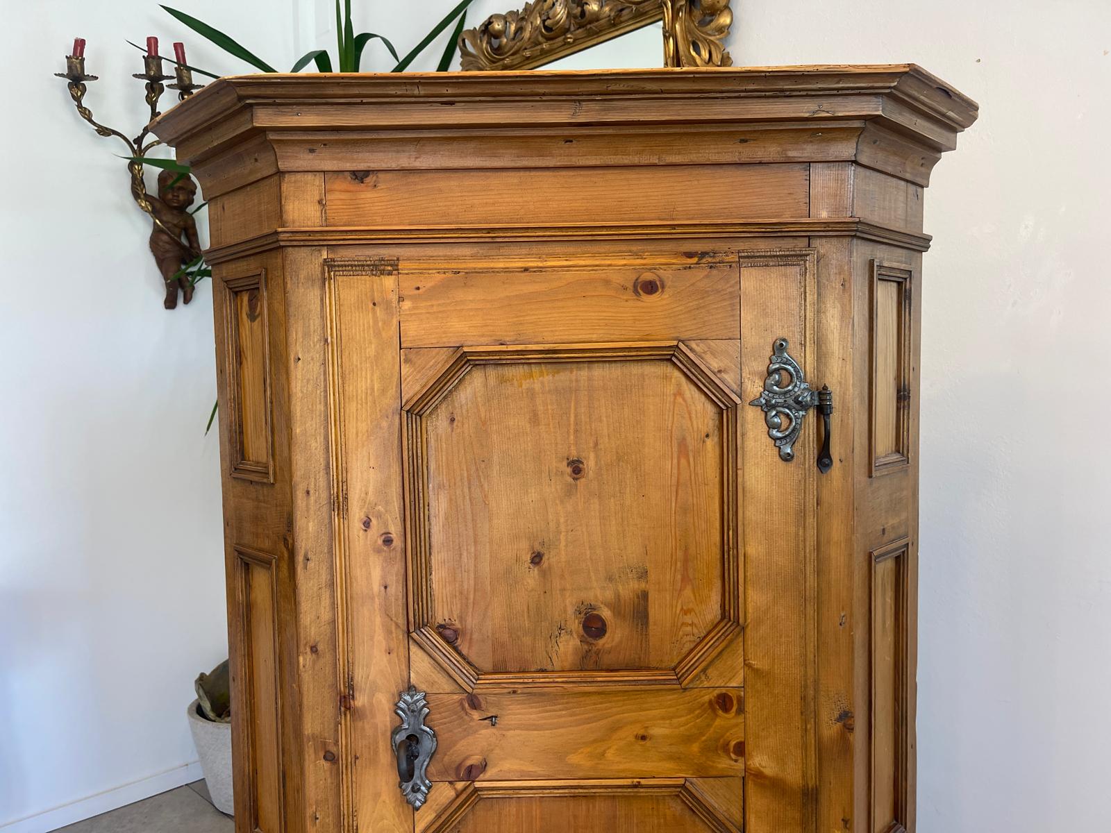 bäuerlicher Eckschrank Naturholz Massivholz G1709