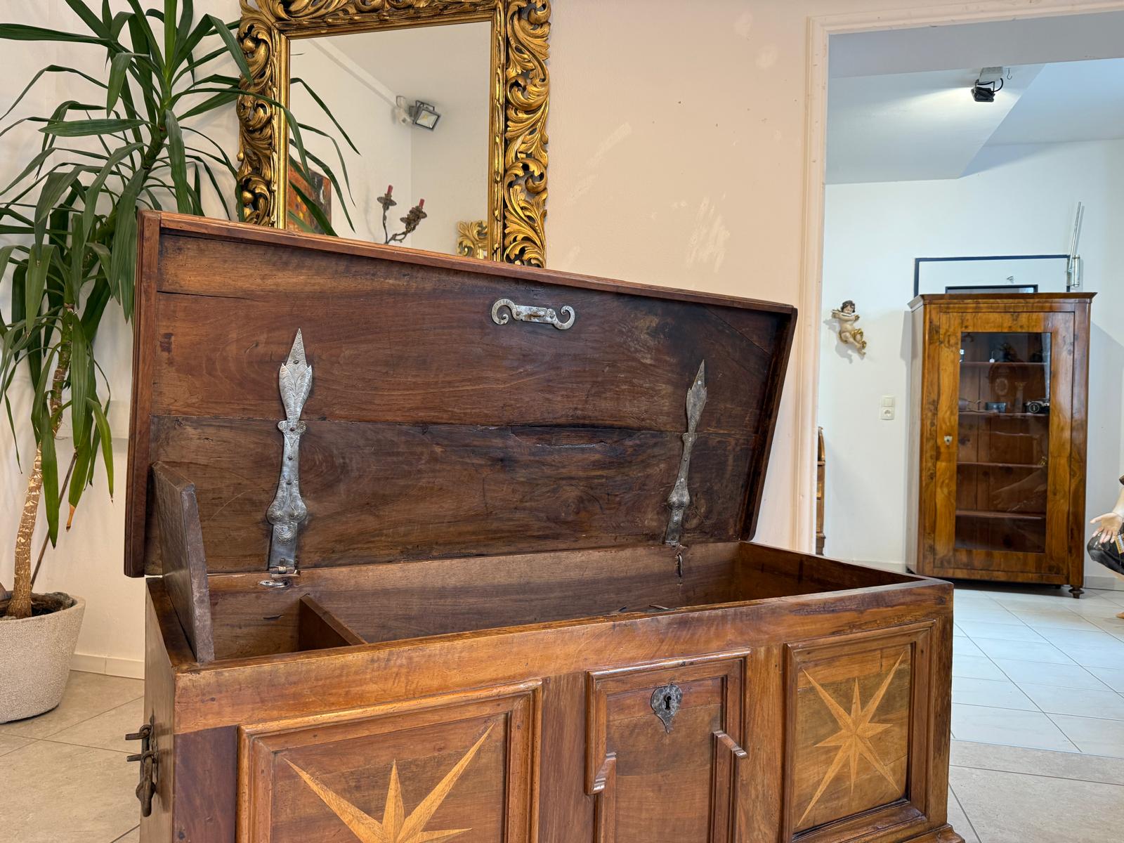 Authentische Barock Truhe Eisenbeschlagen Hartholz Antiquität G2222